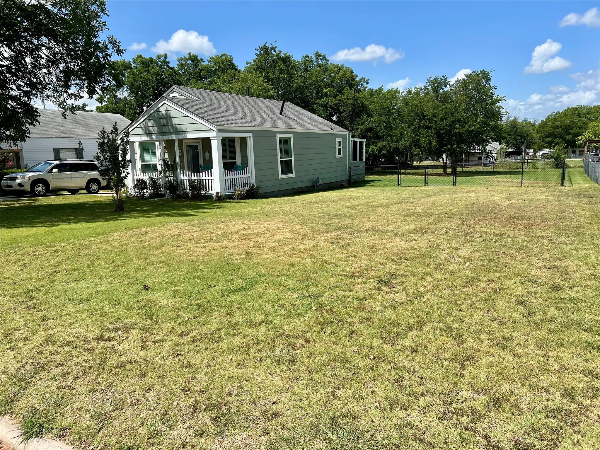 Single Family Residence For Sale in Montague County , 407 Baylor Street, Nocona, Texas 76255, 2 Bedroom, 2 Bathroom, 1 Garage spaces, 1,006 Sqft, built in 1945, mls#21332158, Real Estate Agent in Nocona, Homes For Sale in Montague county, Homes For Sale in Nocona, Realtor in Nocona Texas, Real Estate Brokerage Independent Realty Texas, Luminita Cordes Realtor