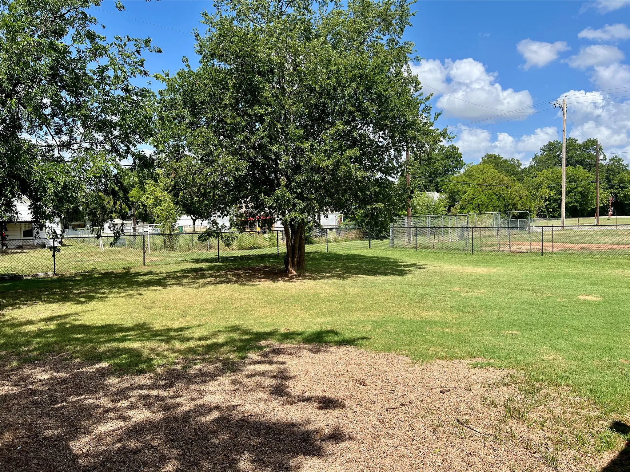 Single Family Residence For Sale in Montague County , 407 Baylor Street, Nocona, Texas 76255, 2 Bedroom, 2 Bathroom, 1 Garage spaces, 1,006 Sqft, built in 1945, mls#21332158, Real Estate Agent in Nocona, Homes For Sale in Montague county, Homes For Sale in Nocona, Realtor in Nocona Texas, Real Estate Brokerage Independent Realty Texas, Luminita Cordes Realtor