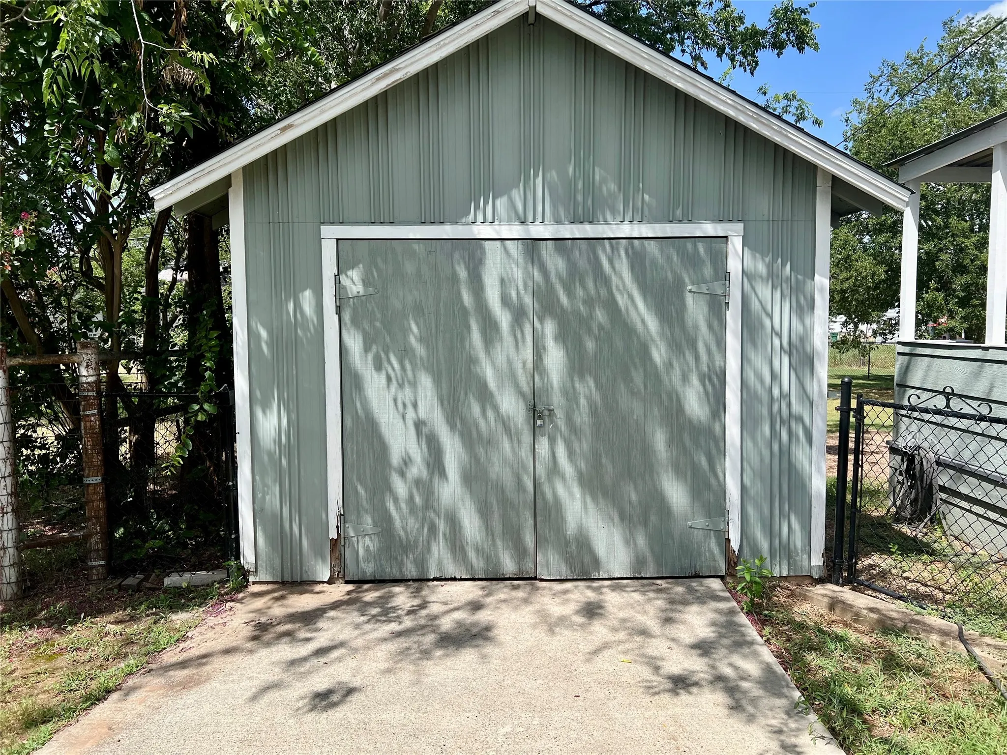 Single Family Residence For Sale in Montague County , 407 Baylor Street, Nocona, Texas 76255, 2 Bedroom, 2 Bathroom, 1 Garage spaces, 1,006 Sqft, built in 1945, mls#21332158, Real Estate Agent in Nocona, Homes For Sale in Montague county, Homes For Sale in Nocona, Realtor in Nocona Texas, Real Estate Brokerage Independent Realty Texas, Luminita Cordes Realtor