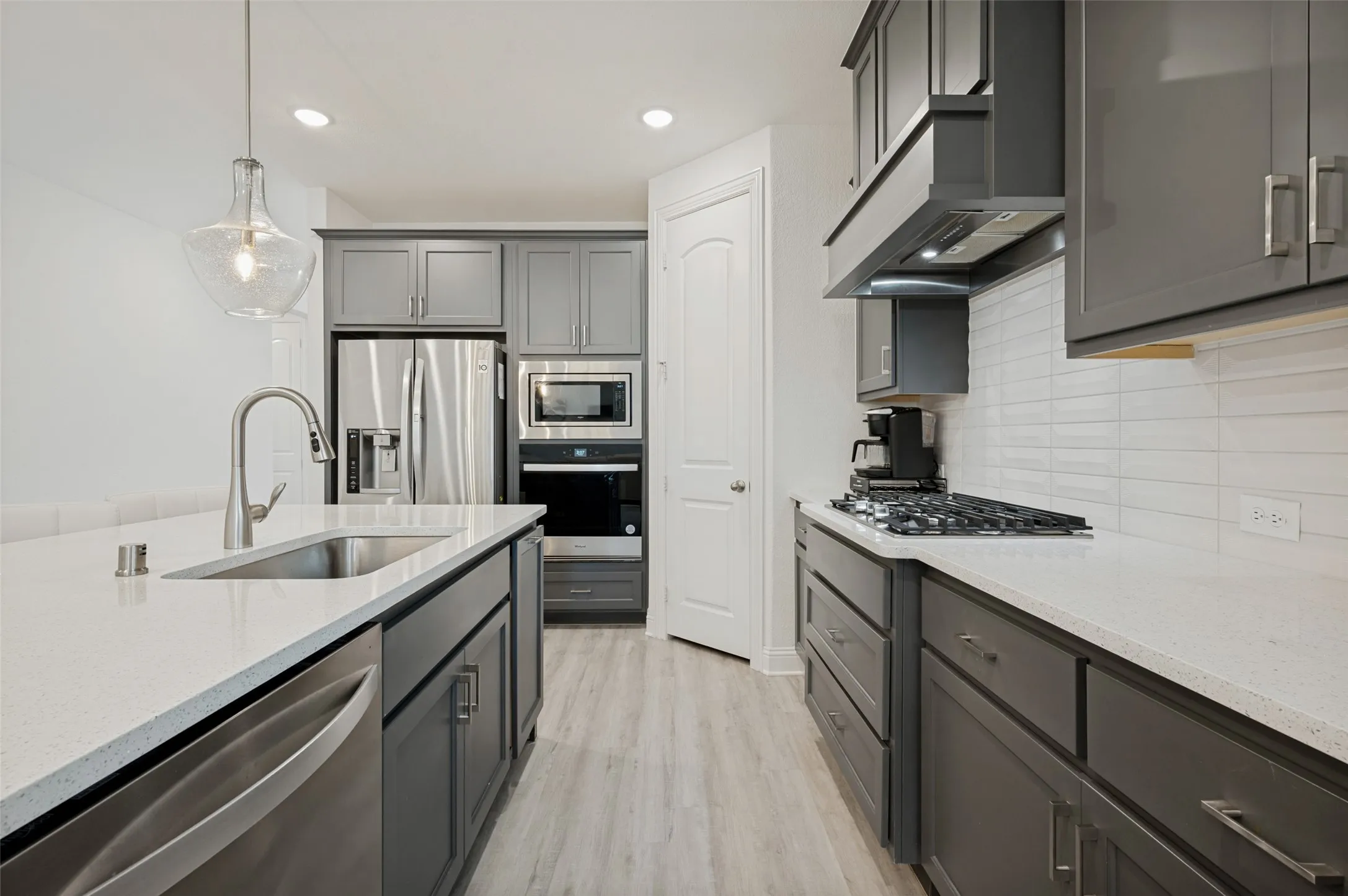 Farm sink and a gas cooktop in the kitchen