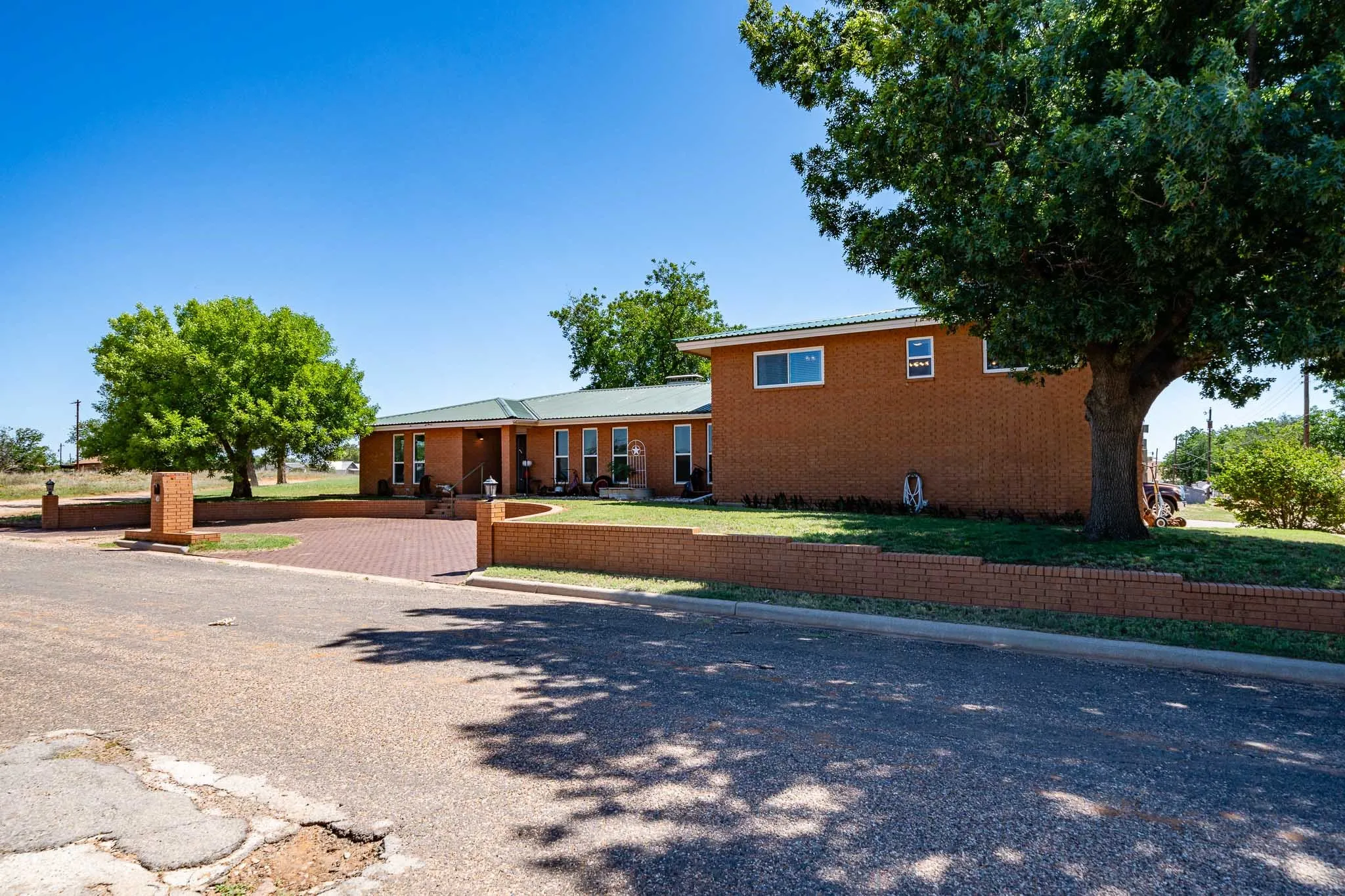 Single Family Residence For Sale in Fisher County , 510 N Elizabeth Avenue, Rotan, Texas 79546, 4 Bedrooms, 3 Bathrooms, 1 Garage spaces, 3,183 Sqft, built in 1966, Price $247,000, mls#21308625, Real Estate Agent in Rotan, Homes For Sale in Fisher county, Homes For Sale in Rotan, Realtor in Rotan Texas, Real Estate Brokerage Independent Realty Texas, Luminita Cordes Realtor