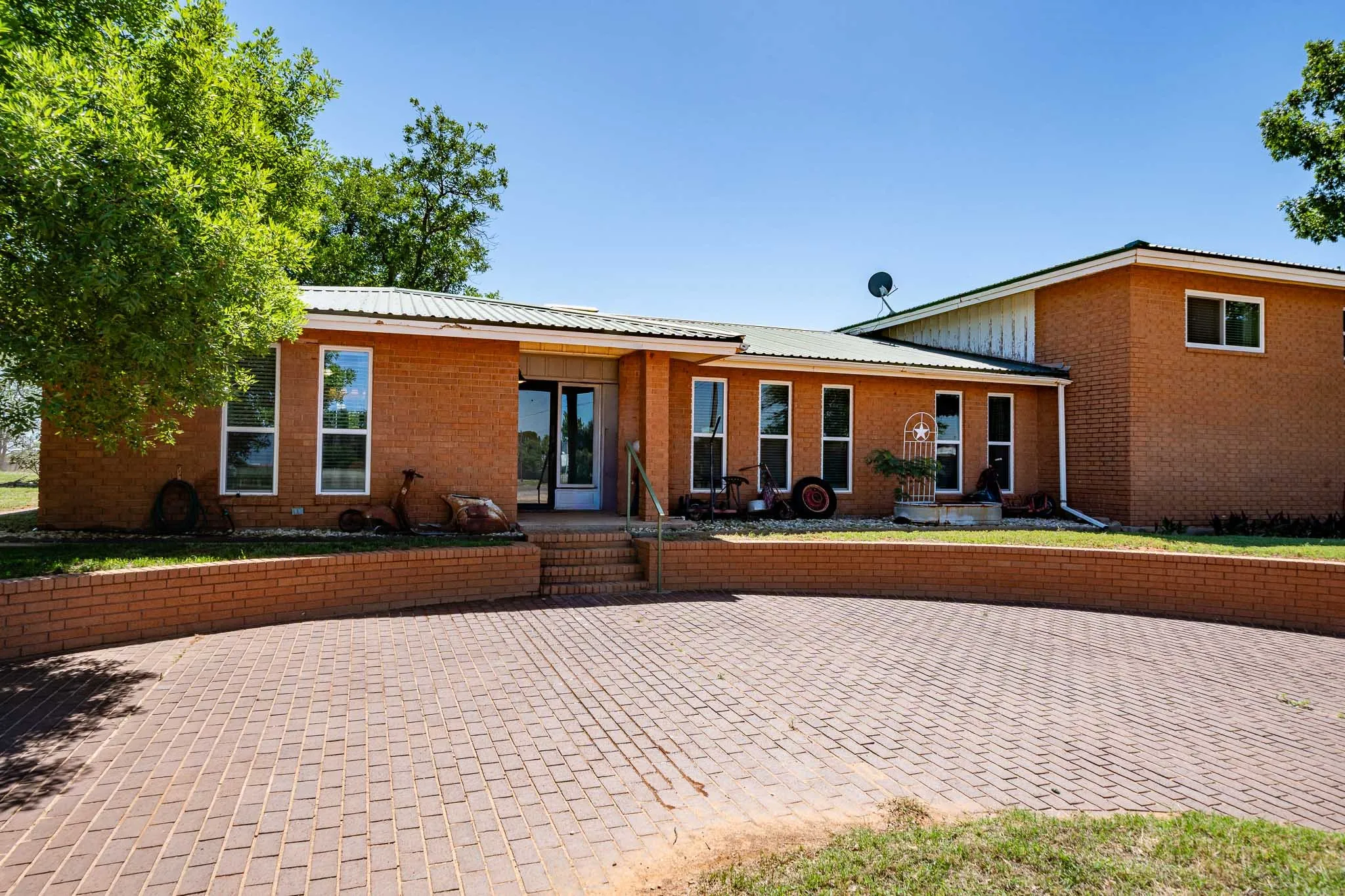 Single Family Residence For Sale in Fisher County , 510 N Elizabeth Avenue, Rotan, Texas 79546, 4 Bedrooms, 3 Bathrooms, 1 Garage spaces, 3,183 Sqft, built in 1966, Price $247,000, mls#21308625, Real Estate Agent in Rotan, Homes For Sale in Fisher county, Homes For Sale in Rotan, Realtor in Rotan Texas, Real Estate Brokerage Independent Realty Texas, Luminita Cordes Realtor