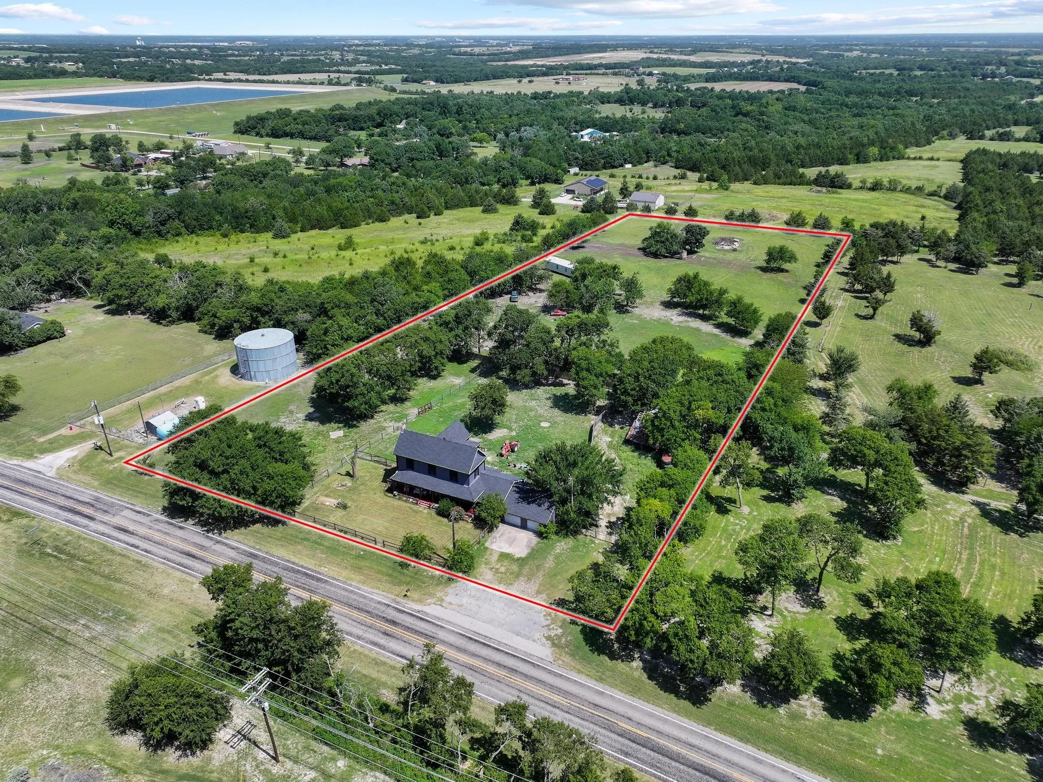 Single Family Residence For Sale in Grayson County , 4453 Fm 902, Howe, Texas 75459, 4 Bedrooms, 3 Bathrooms, 2 Garage spaces, 2,235 Sqft, built in 1960, Price $499,900, mls#21330172, Real Estate Agent in Howe, Homes For Sale in Grayson county, Homes For Sale in Howe, Realtor in Howe Texas, Real Estate Brokerage Independent Realty Texas, Luminita Cordes Realtor
