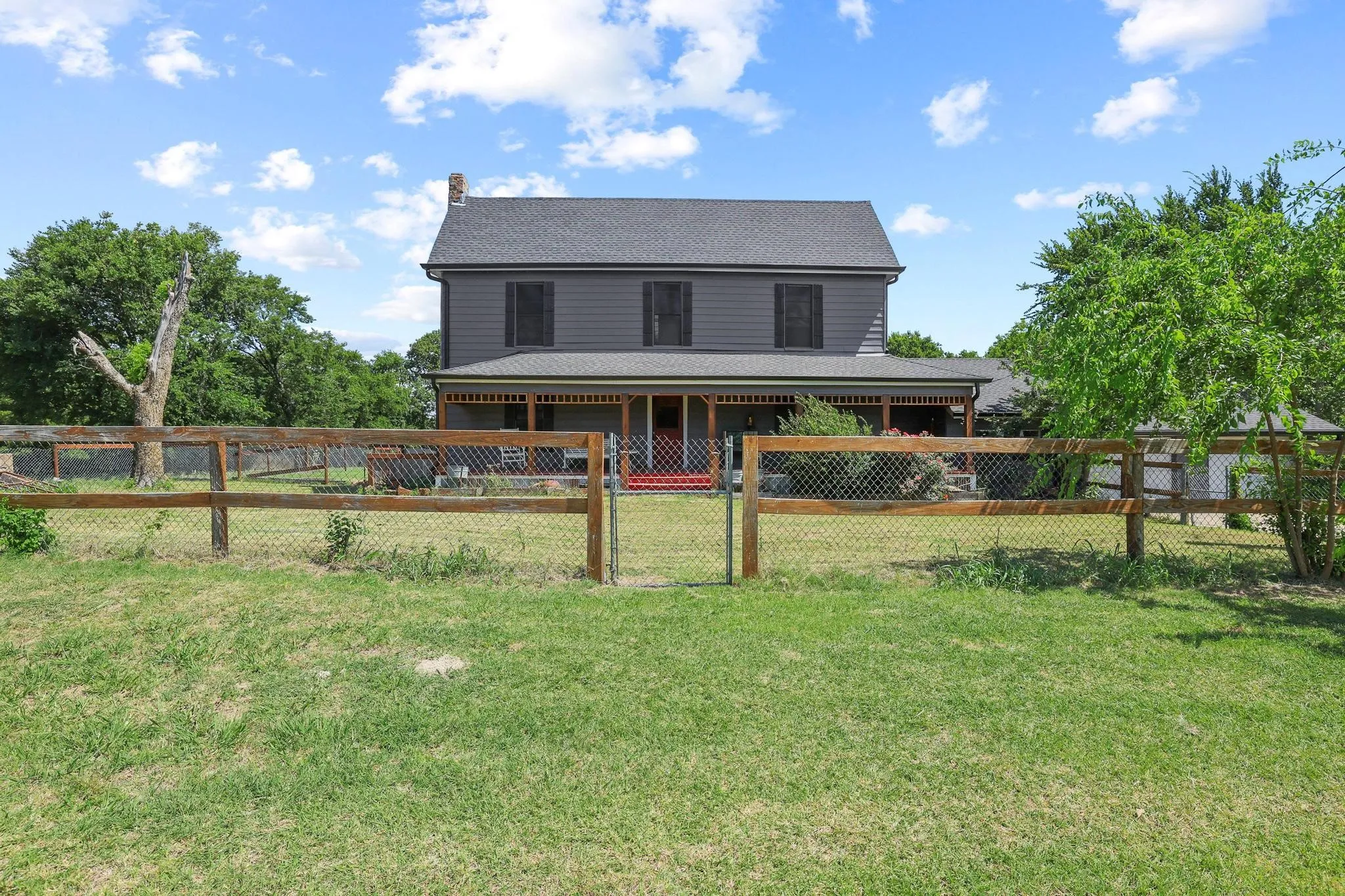 Single Family Residence For Sale in Grayson County , 4453 Fm 902, Howe, Texas 75459, 4 Bedrooms, 3 Bathrooms, 2 Garage spaces, 2,235 Sqft, built in 1960, Price $499,900, mls#21330172, Real Estate Agent in Howe, Homes For Sale in Grayson county, Homes For Sale in Howe, Realtor in Howe Texas, Real Estate Brokerage Independent Realty Texas, Luminita Cordes Realtor