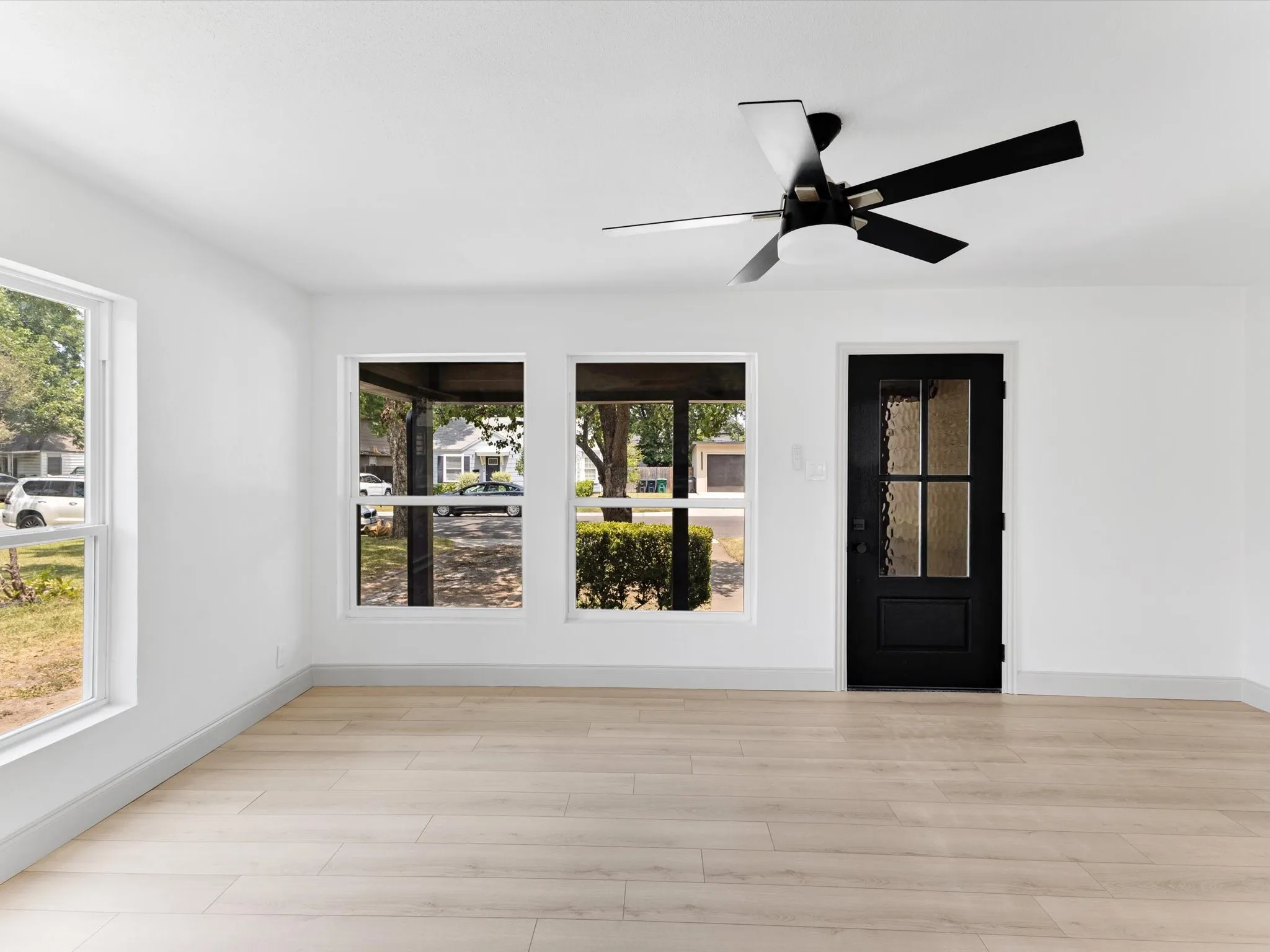 Single Family Residence For Sale in Tarrant County , 833 Springbrook Drive, Fort Worth, Texas 76107, 2 Bedroom, 2 Bathroom, Garage spaces, 903 Sqft, built in 1942, mls#21332179, Real Estate Agent in Fort Worth, Homes For Sale in Tarrant county, Homes For Sale in Fort Worth, Realtor in Fort Worth Texas, Real Estate Brokerage Independent Realty Texas, Luminita Cordes Realtor