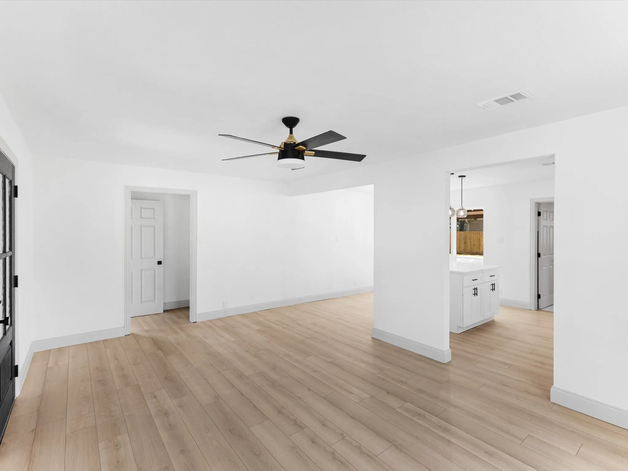 Single Family Residence For Sale in Tarrant County , 833 Springbrook Drive, Fort Worth, Texas 76107, 2 Bedroom, 2 Bathroom, Garage spaces, 903 Sqft, built in 1942, mls#21332179, Real Estate Agent in Fort Worth, Homes For Sale in Tarrant county, Homes For Sale in Fort Worth, Realtor in Fort Worth Texas, Real Estate Brokerage Independent Realty Texas, Luminita Cordes Realtor
