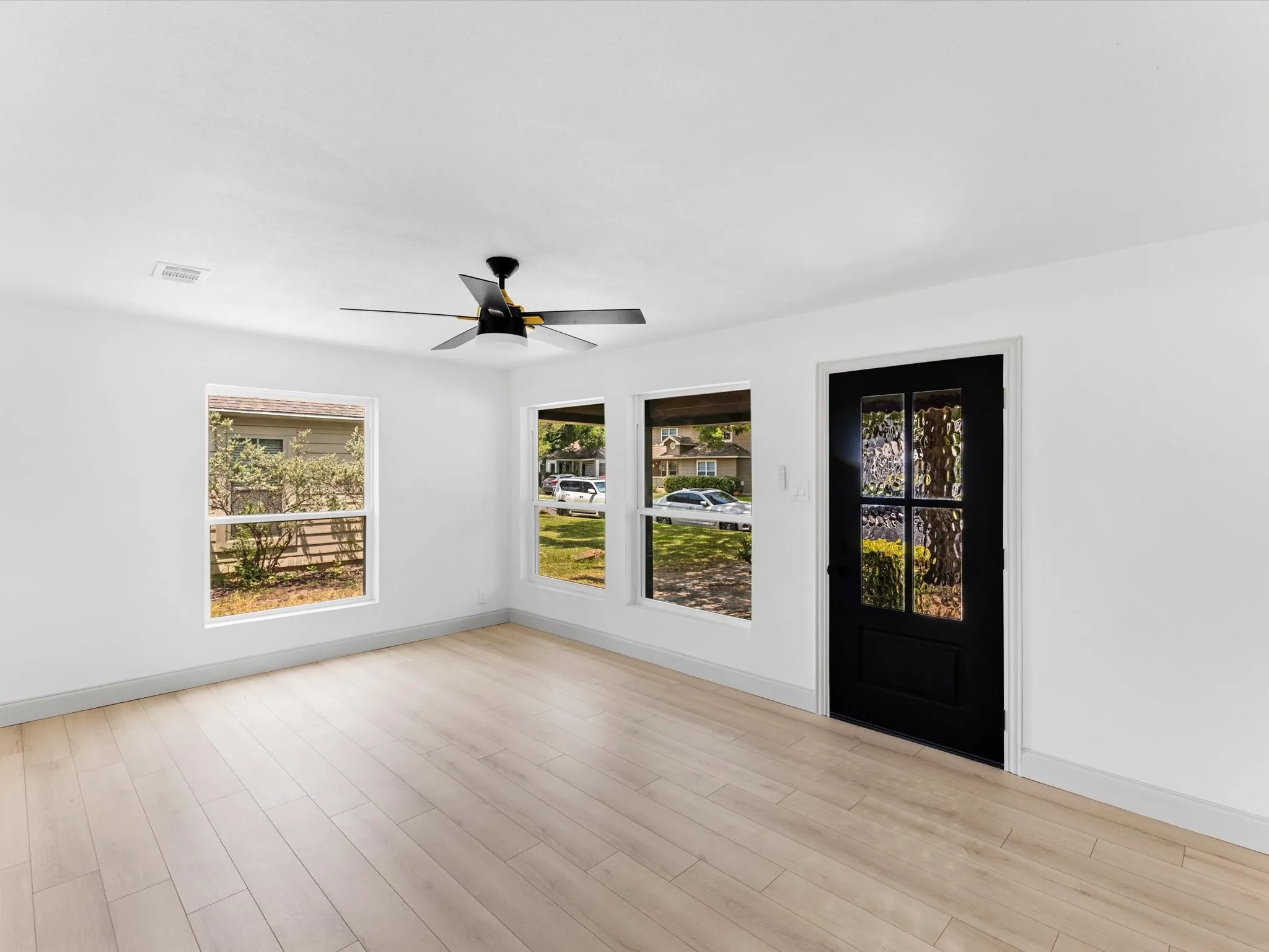 Single Family Residence For Sale in Tarrant County , 833 Springbrook Drive, Fort Worth, Texas 76107, 2 Bedroom, 2 Bathroom, Garage spaces, 903 Sqft, built in 1942, mls#21332179, Real Estate Agent in Fort Worth, Homes For Sale in Tarrant county, Homes For Sale in Fort Worth, Realtor in Fort Worth Texas, Real Estate Brokerage Independent Realty Texas, Luminita Cordes Realtor