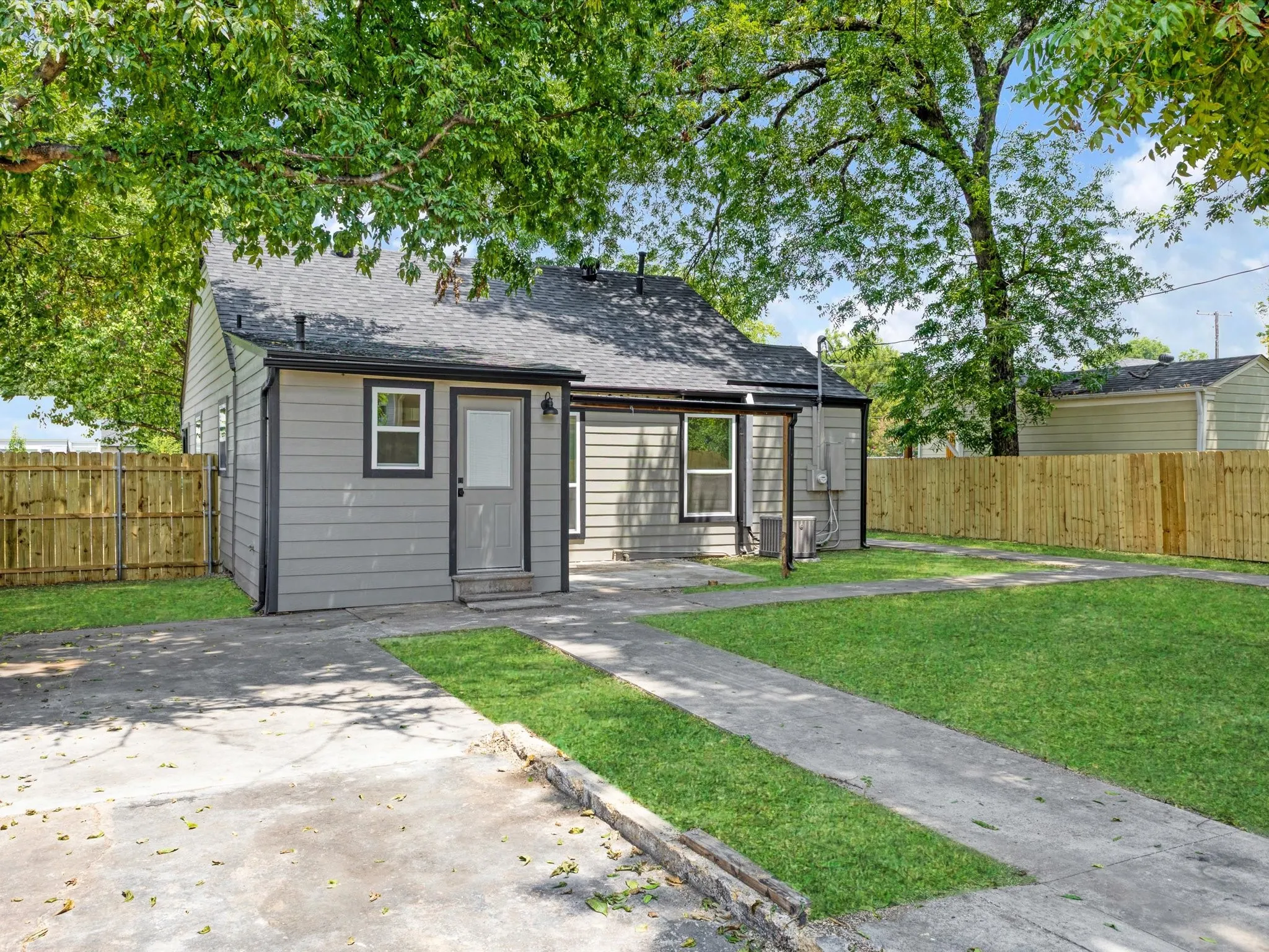 Single Family Residence For Sale in Tarrant County , 833 Springbrook Drive, Fort Worth, Texas 76107, 2 Bedroom, 2 Bathroom, Garage spaces, 903 Sqft, built in 1942, mls#21332179, Real Estate Agent in Fort Worth, Homes For Sale in Tarrant county, Homes For Sale in Fort Worth, Realtor in Fort Worth Texas, Real Estate Brokerage Independent Realty Texas, Luminita Cordes Realtor