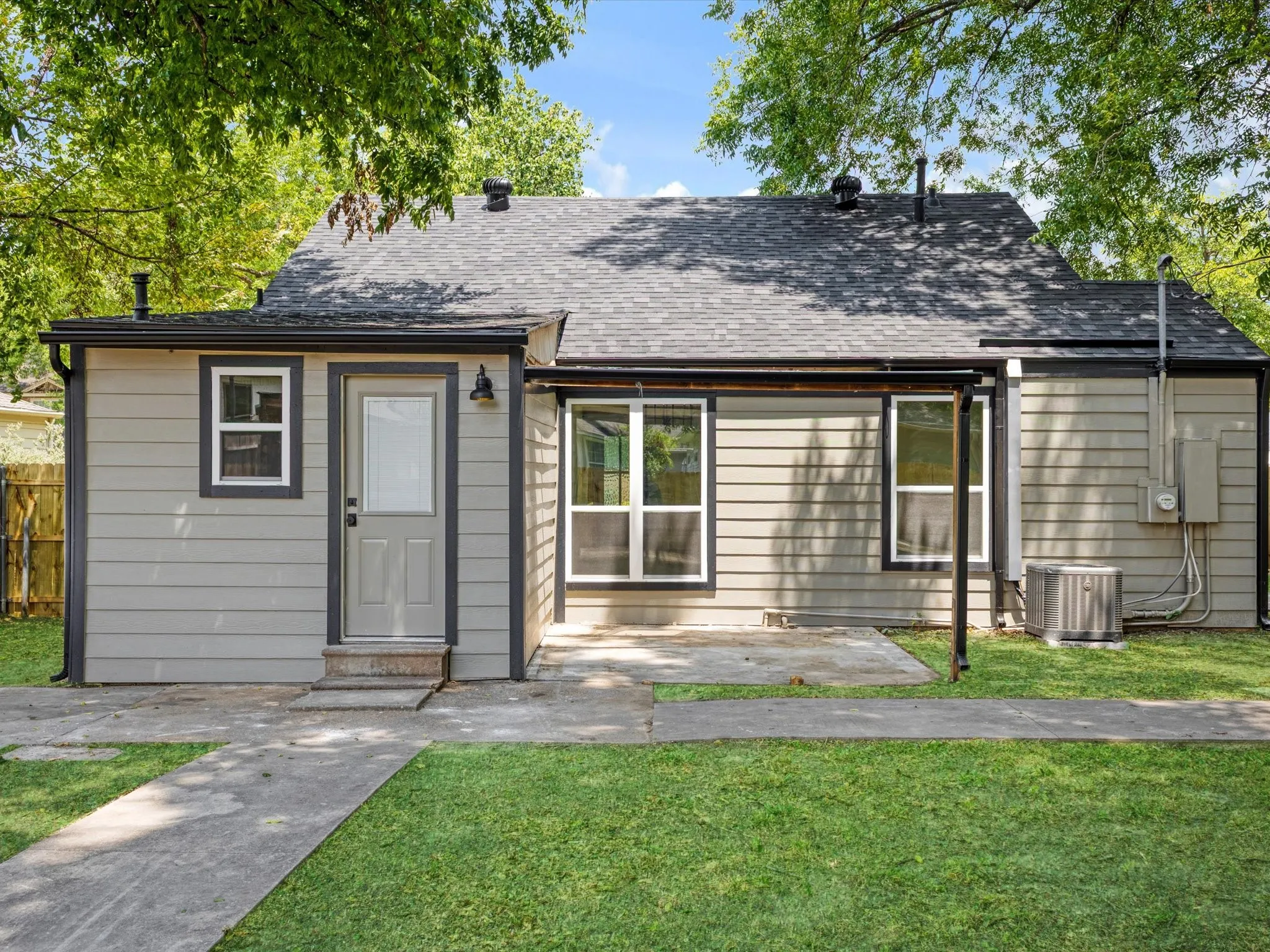 Single Family Residence For Sale in Tarrant County , 833 Springbrook Drive, Fort Worth, Texas 76107, 2 Bedroom, 2 Bathroom, Garage spaces, 903 Sqft, built in 1942, mls#21332179, Real Estate Agent in Fort Worth, Homes For Sale in Tarrant county, Homes For Sale in Fort Worth, Realtor in Fort Worth Texas, Real Estate Brokerage Independent Realty Texas, Luminita Cordes Realtor