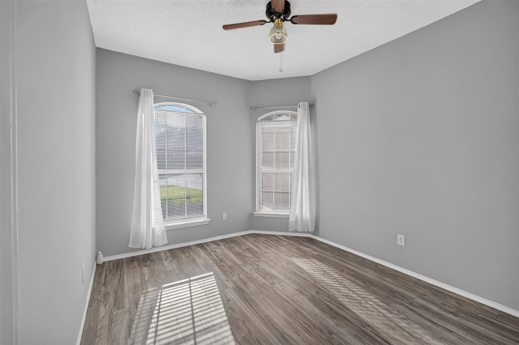 Single Family Residence For Sale in Tarrant County , 3514 Daisy Lane, Grand Prairie, Texas 75052, 3 Bedroom, 2 Bathroom, 2 Garage spaces, 1,586 Sqft, built in 1993, mls#21332180, Real Estate Agent in Grand Prairie, Homes For Sale in Tarrant county, Homes For Sale in Grand Prairie, Realtor in Grand Prairie Texas, Real Estate Brokerage Independent Realty Texas, Luminita Cordes Realtor