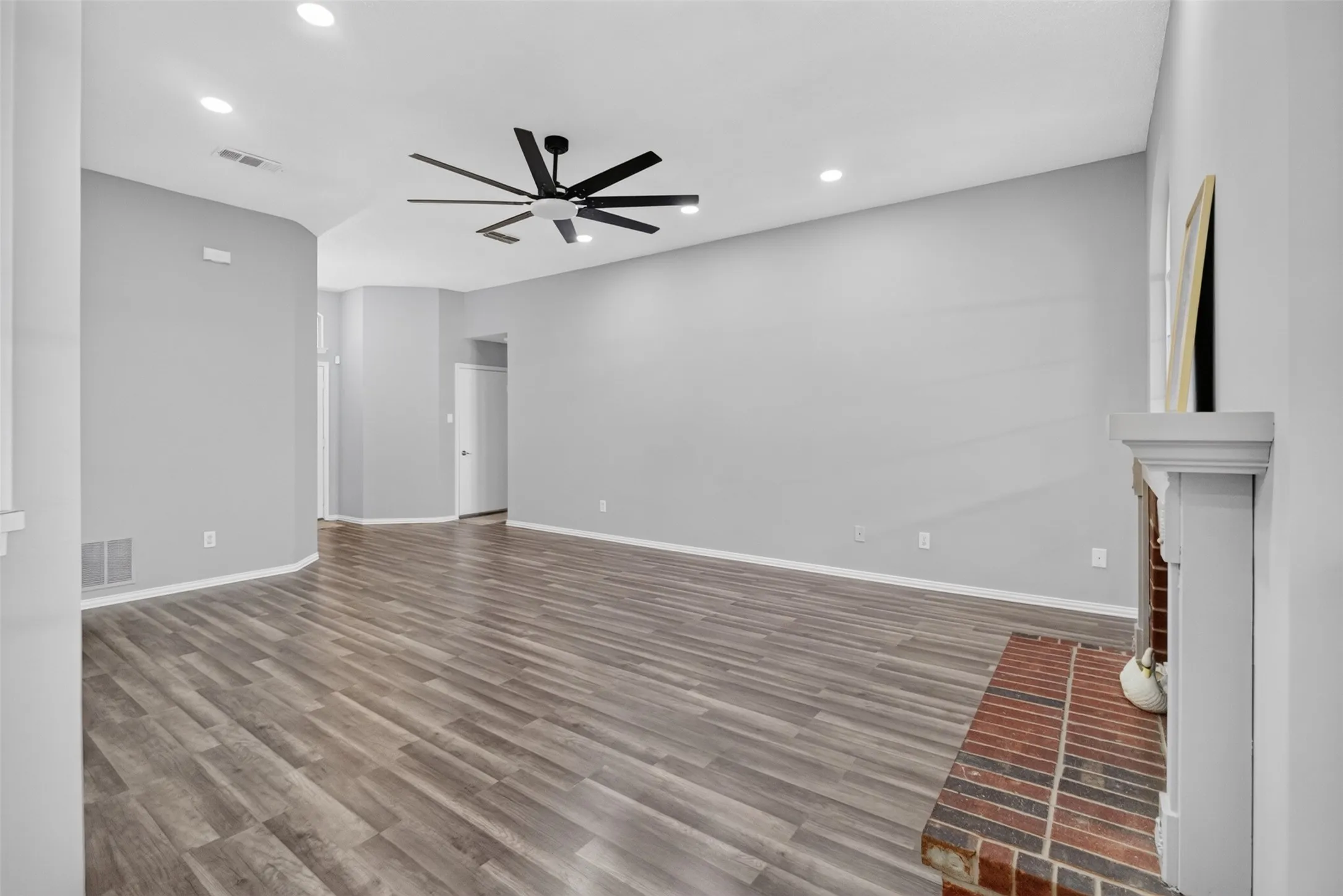 Single Family Residence For Sale in Tarrant County , 3514 Daisy Lane, Grand Prairie, Texas 75052, 3 Bedroom, 2 Bathroom, 2 Garage spaces, 1,586 Sqft, built in 1993, mls#21332180, Real Estate Agent in Grand Prairie, Homes For Sale in Tarrant county, Homes For Sale in Grand Prairie, Realtor in Grand Prairie Texas, Real Estate Brokerage Independent Realty Texas, Luminita Cordes Realtor