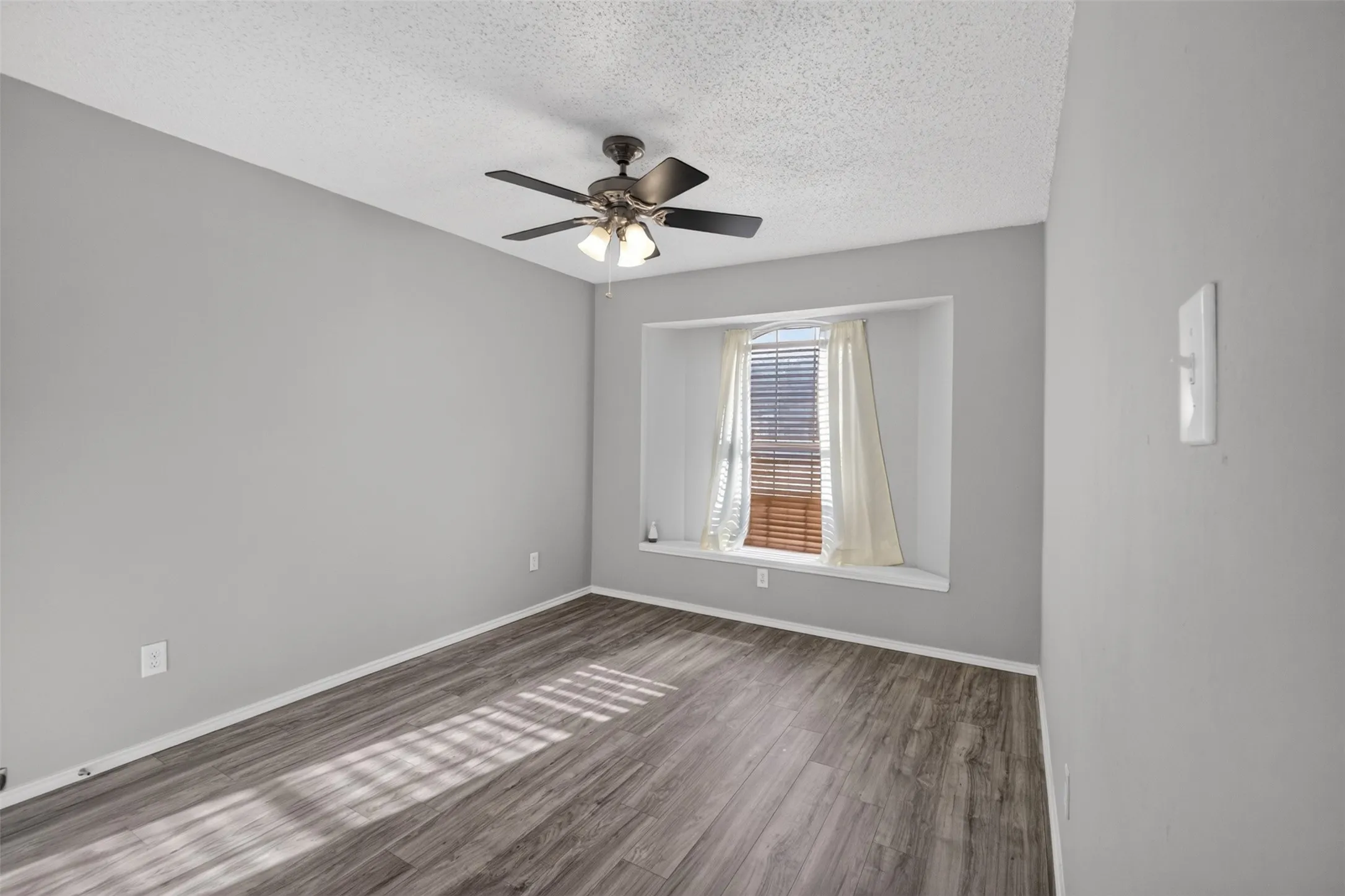 Single Family Residence For Sale in Tarrant County , 3514 Daisy Lane, Grand Prairie, Texas 75052, 3 Bedroom, 2 Bathroom, 2 Garage spaces, 1,586 Sqft, built in 1993, mls#21332180, Real Estate Agent in Grand Prairie, Homes For Sale in Tarrant county, Homes For Sale in Grand Prairie, Realtor in Grand Prairie Texas, Real Estate Brokerage Independent Realty Texas, Luminita Cordes Realtor
