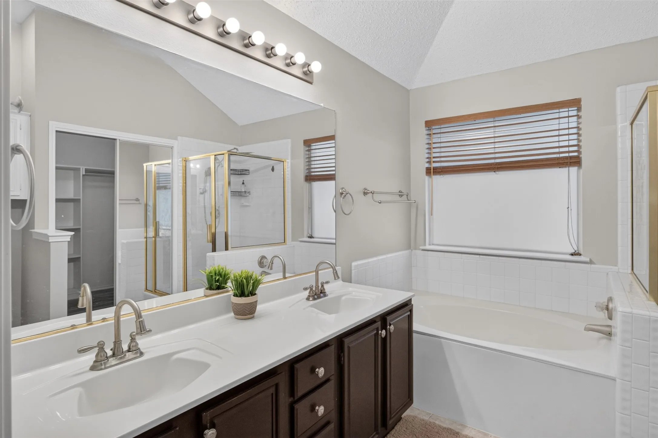 Single Family Residence For Sale in Tarrant County , 3514 Daisy Lane, Grand Prairie, Texas 75052, 3 Bedroom, 2 Bathroom, 2 Garage spaces, 1,586 Sqft, built in 1993, mls#21332180, Real Estate Agent in Grand Prairie, Homes For Sale in Tarrant county, Homes For Sale in Grand Prairie, Realtor in Grand Prairie Texas, Real Estate Brokerage Independent Realty Texas, Luminita Cordes Realtor