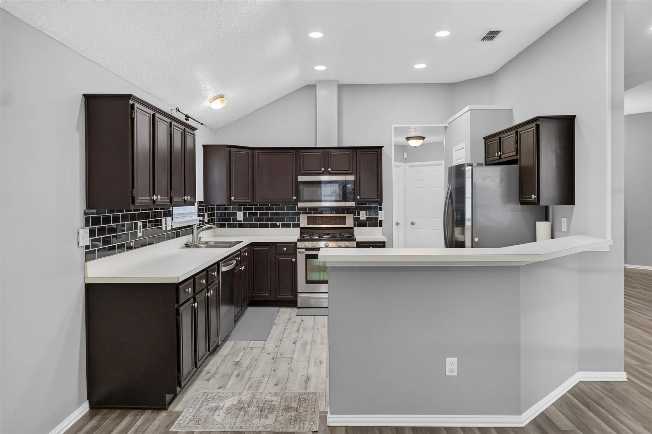 Single Family Residence For Sale in Tarrant County , 3514 Daisy Lane, Grand Prairie, Texas 75052, 3 Bedroom, 2 Bathroom, 2 Garage spaces, 1,586 Sqft, built in 1993, mls#21332180, Real Estate Agent in Grand Prairie, Homes For Sale in Tarrant county, Homes For Sale in Grand Prairie, Realtor in Grand Prairie Texas, Real Estate Brokerage Independent Realty Texas, Luminita Cordes Realtor