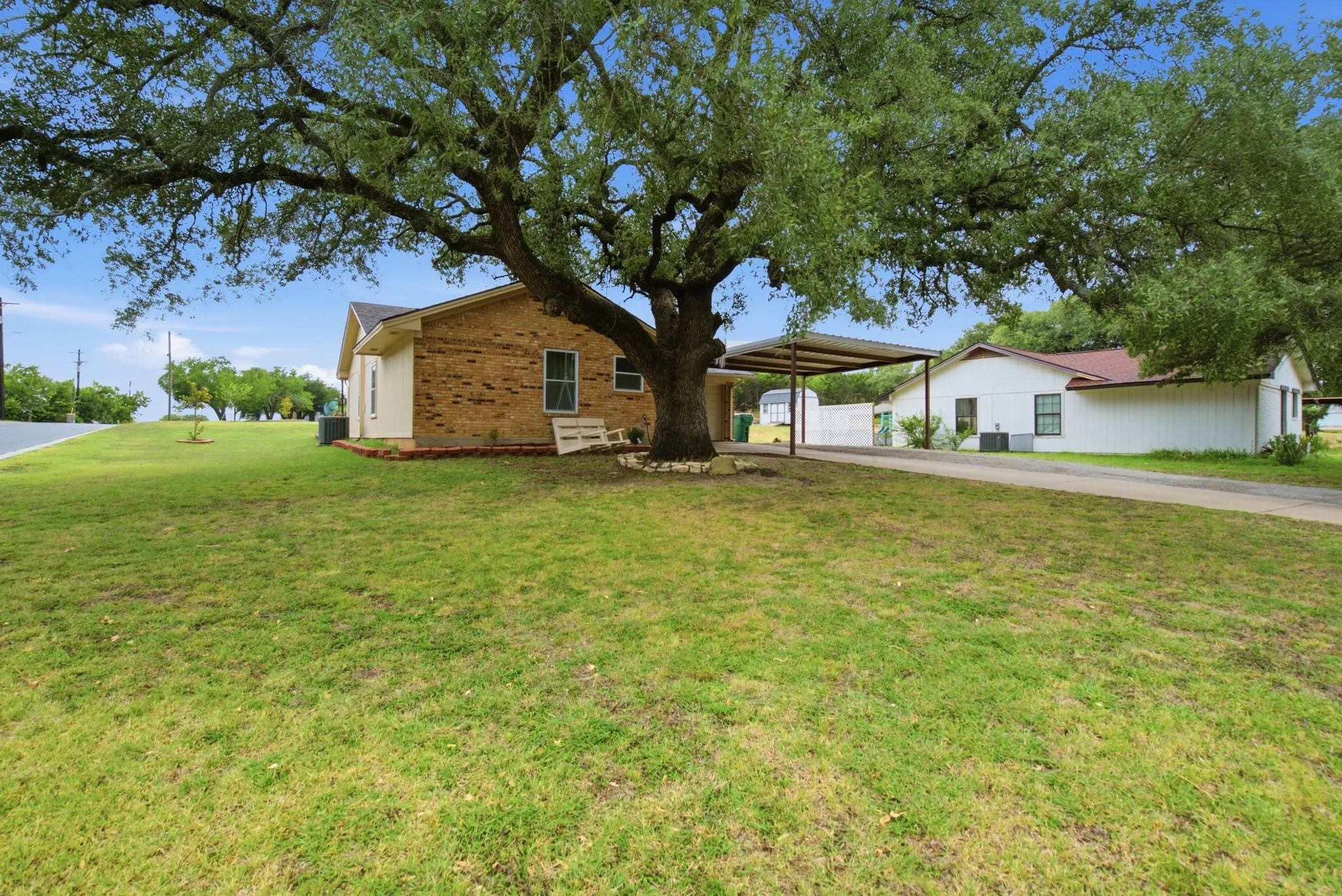 Single Family Residence For Sale in Parker County , 701 Van Winkle Street, Weatherford, Texas 76086, 3 Bedroom, 2 Bathroom, 1 Garage spaces, 1,016 Sqft, built in 1980, mls#21330919, Real Estate Agent in Weatherford, Homes For Sale in Parker county, Homes For Sale in Weatherford, Realtor in Weatherford Texas, Real Estate Brokerage Independent Realty Texas, Luminita Cordes Realtor