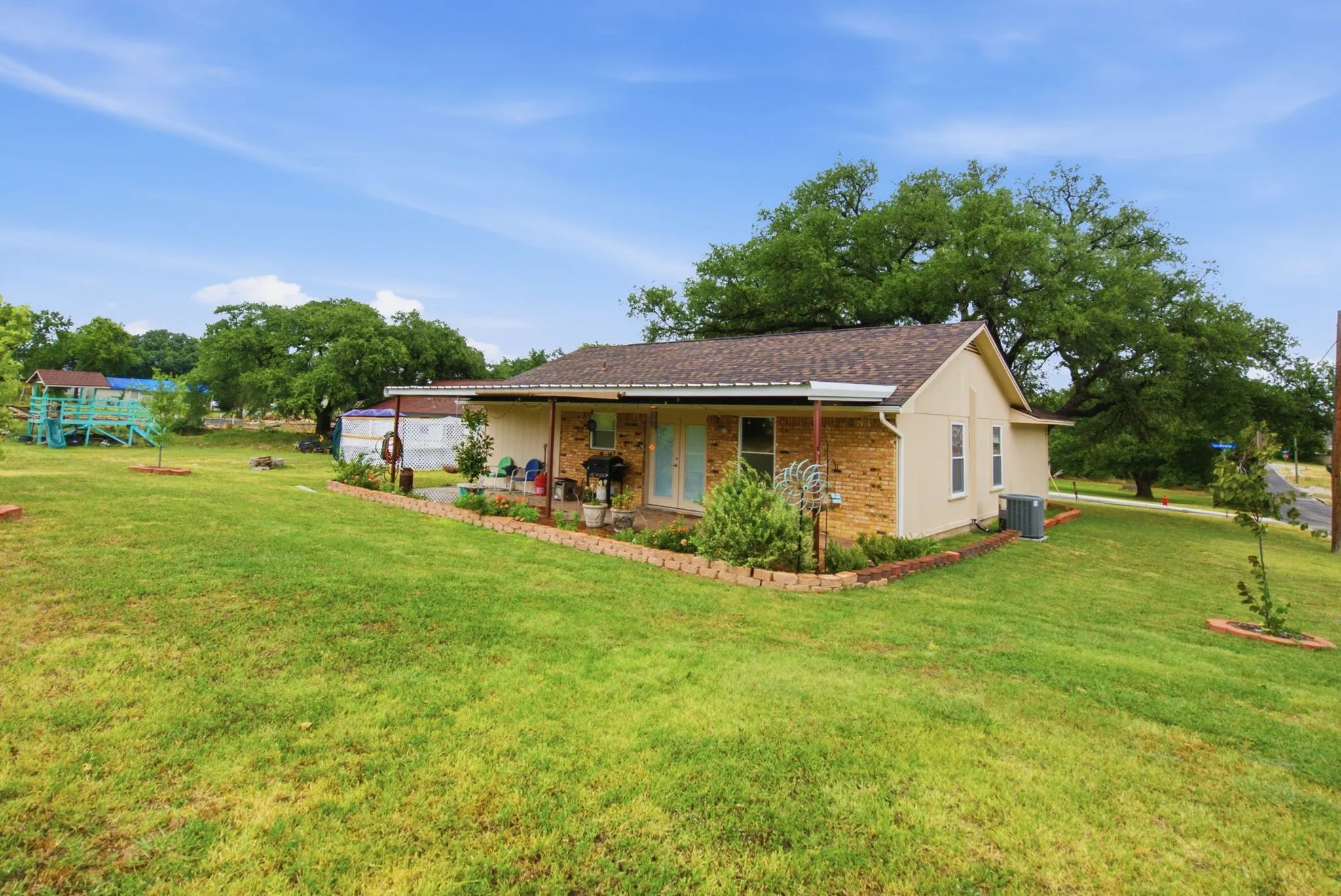 Single Family Residence For Sale in Parker County , 701 Van Winkle Street, Weatherford, Texas 76086, 3 Bedroom, 2 Bathroom, 1 Garage spaces, 1,016 Sqft, built in 1980, mls#21330919, Real Estate Agent in Weatherford, Homes For Sale in Parker county, Homes For Sale in Weatherford, Realtor in Weatherford Texas, Real Estate Brokerage Independent Realty Texas, Luminita Cordes Realtor