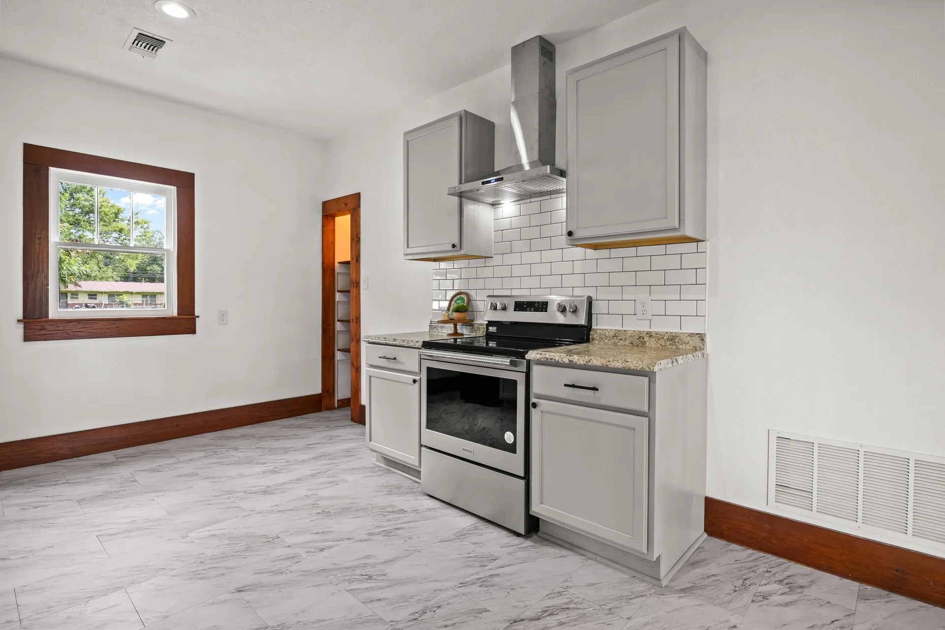Single Family Residence For Sale in Morris County , 207 W 3rd Street, Omaha, Texas 75571, 3 Bedroom, 1 Bathroom, Garage spaces, 1,371 Sqft, built in 1960, mls#21332185, Real Estate Agent in Omaha, Homes For Sale in Morris county, Homes For Sale in Omaha, Realtor in Omaha Texas, Real Estate Brokerage Independent Realty Texas, Luminita Cordes Realtor