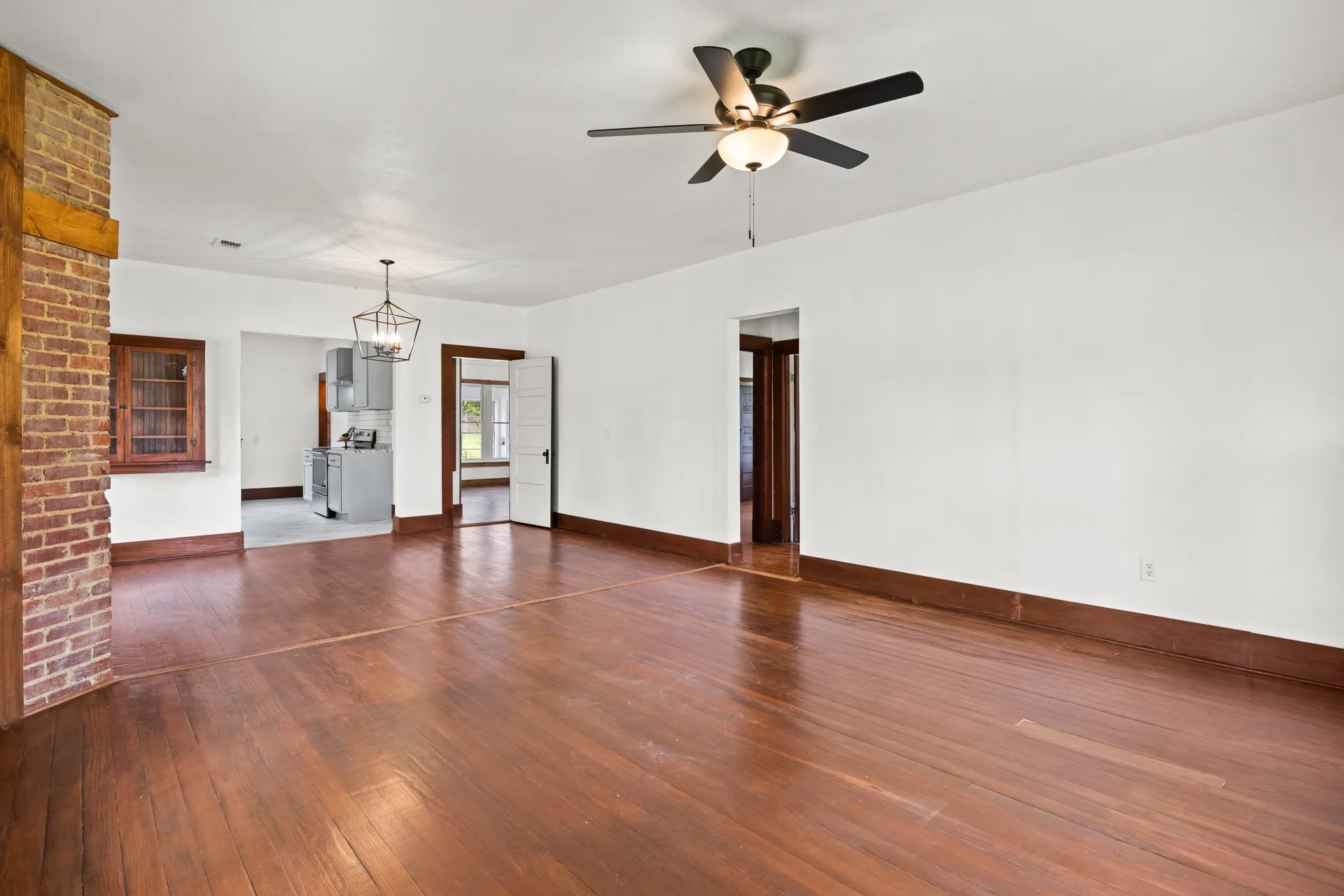 Single Family Residence For Sale in Morris County , 207 W 3rd Street, Omaha, Texas 75571, 3 Bedroom, 1 Bathroom, Garage spaces, 1,371 Sqft, built in 1960, mls#21332185, Real Estate Agent in Omaha, Homes For Sale in Morris county, Homes For Sale in Omaha, Realtor in Omaha Texas, Real Estate Brokerage Independent Realty Texas, Luminita Cordes Realtor