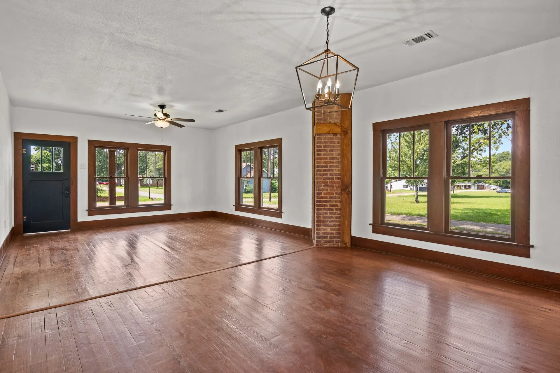 Single Family Residence For Sale in Morris County , 207 W 3rd Street, Omaha, Texas 75571, 3 Bedroom, 1 Bathroom, Garage spaces, 1,371 Sqft, built in 1960, mls#21332185, Real Estate Agent in Omaha, Homes For Sale in Morris county, Homes For Sale in Omaha, Realtor in Omaha Texas, Real Estate Brokerage Independent Realty Texas, Luminita Cordes Realtor