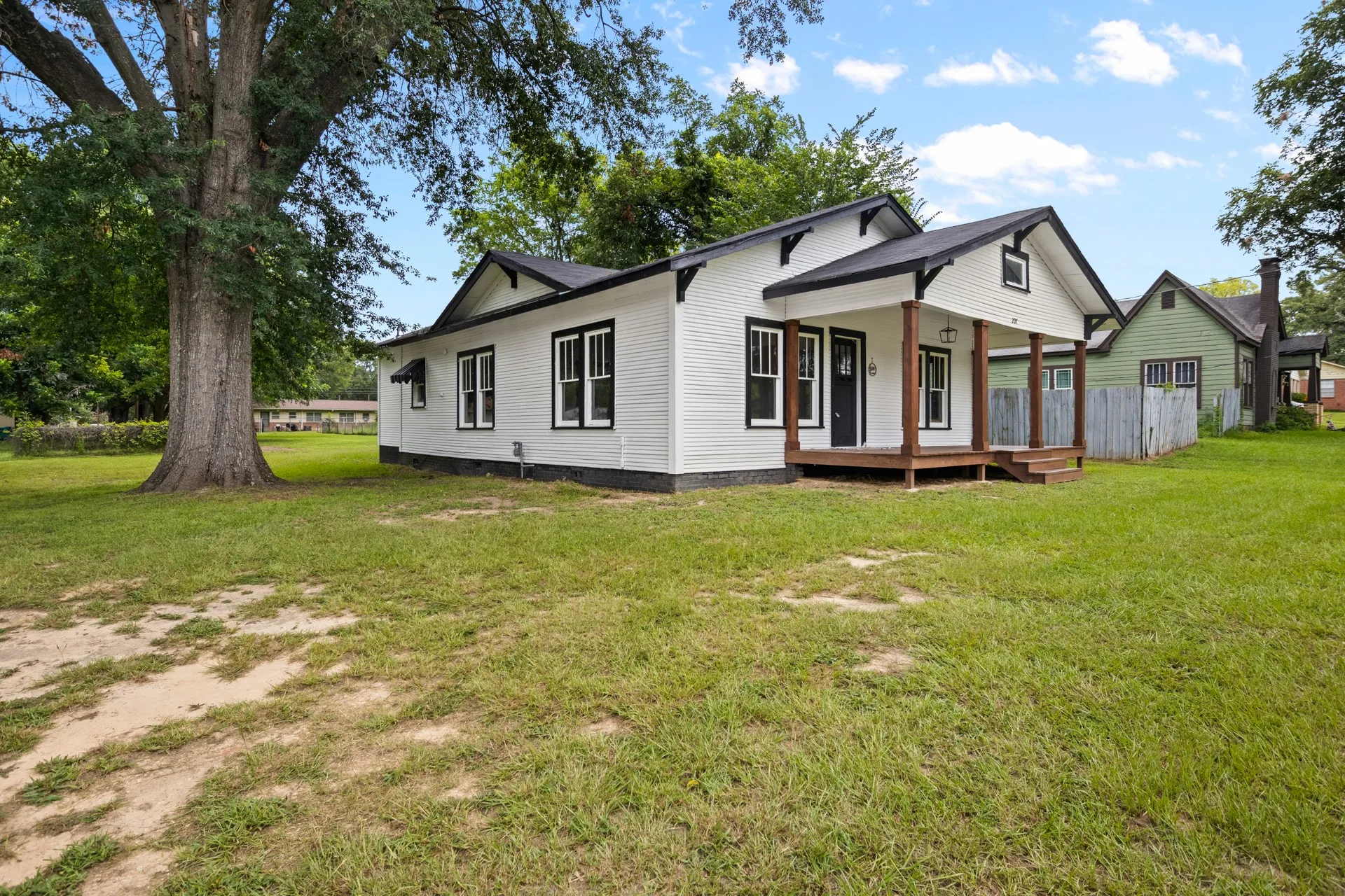 Single Family Residence For Sale in Morris County , 207 W 3rd Street, Omaha, Texas 75571, 3 Bedroom, 1 Bathroom, Garage spaces, 1,371 Sqft, built in 1960, mls#21332185, Real Estate Agent in Omaha, Homes For Sale in Morris county, Homes For Sale in Omaha, Realtor in Omaha Texas, Real Estate Brokerage Independent Realty Texas, Luminita Cordes Realtor