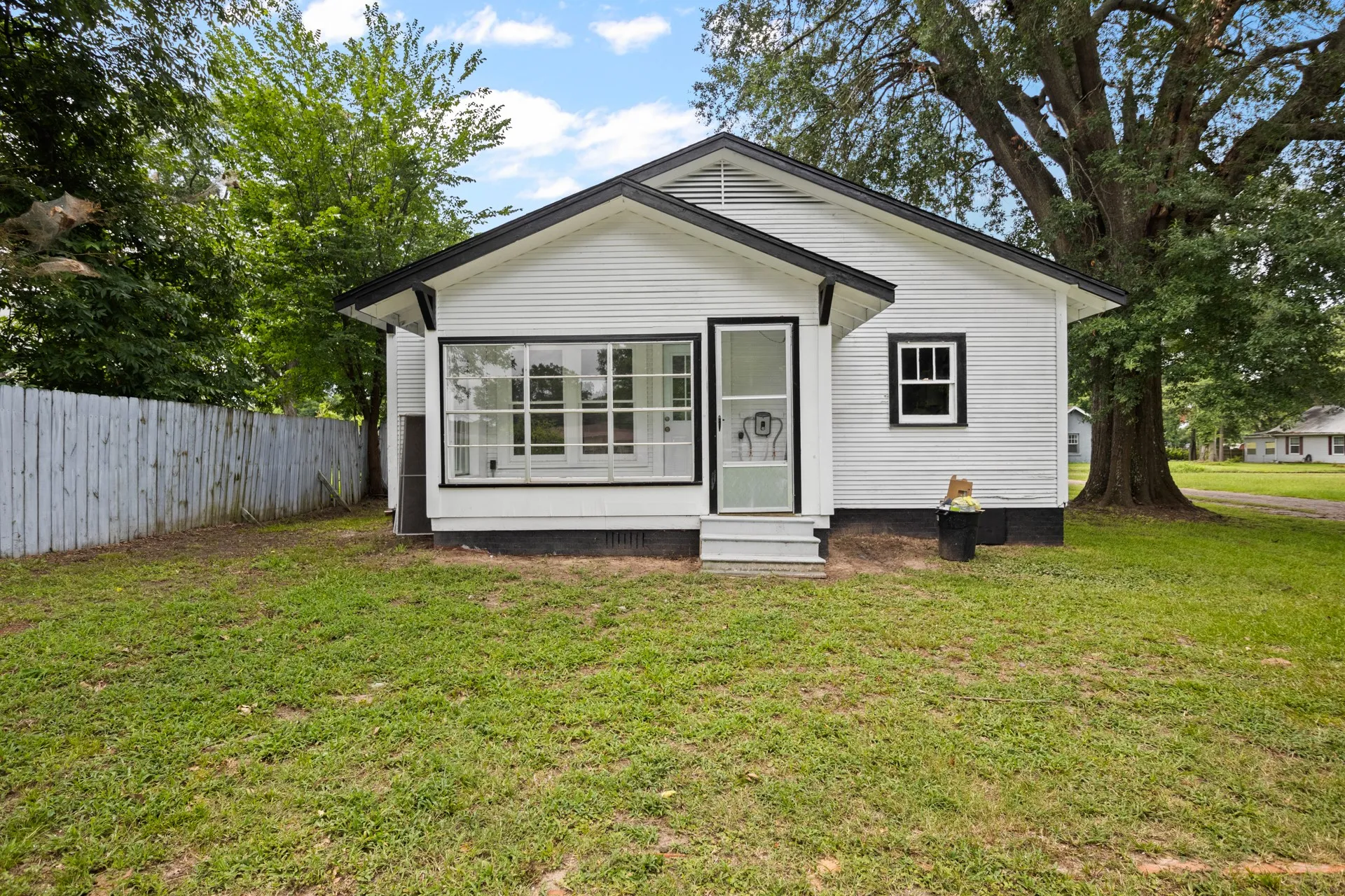 Single Family Residence For Sale in Morris County , 207 W 3rd Street, Omaha, Texas 75571, 3 Bedroom, 1 Bathroom, Garage spaces, 1,371 Sqft, built in 1960, mls#21332185, Real Estate Agent in Omaha, Homes For Sale in Morris county, Homes For Sale in Omaha, Realtor in Omaha Texas, Real Estate Brokerage Independent Realty Texas, Luminita Cordes Realtor