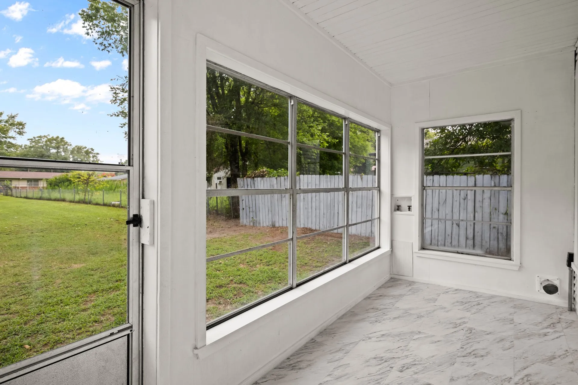 Single Family Residence For Sale in Morris County , 207 W 3rd Street, Omaha, Texas 75571, 3 Bedroom, 1 Bathroom, Garage spaces, 1,371 Sqft, built in 1960, mls#21332185, Real Estate Agent in Omaha, Homes For Sale in Morris county, Homes For Sale in Omaha, Realtor in Omaha Texas, Real Estate Brokerage Independent Realty Texas, Luminita Cordes Realtor