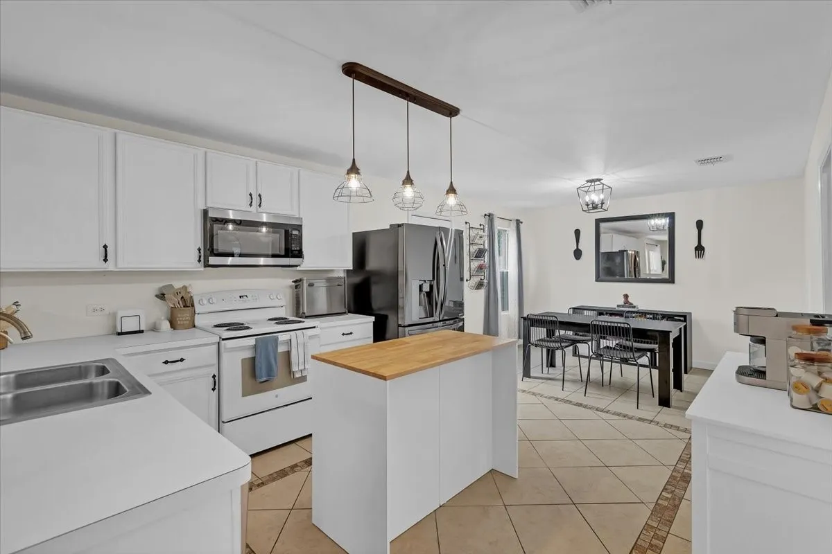 Single Family Residence For Rent in Collin County , 1110 Caroline Drive, Princeton, Texas 75407, 3 Bedroom, 3 Bathroom, 2 Garage spaces, 2,234 Sqft, built in 2005, mls#21332200, Real Estate Agent in Princeton, Homes For Rent in Collin county, Homes For Rent in Princeton, Realtor in Princeton Texas, Real Estate Brokerage Independent Realty Texas, Luminita Cordes Realtor