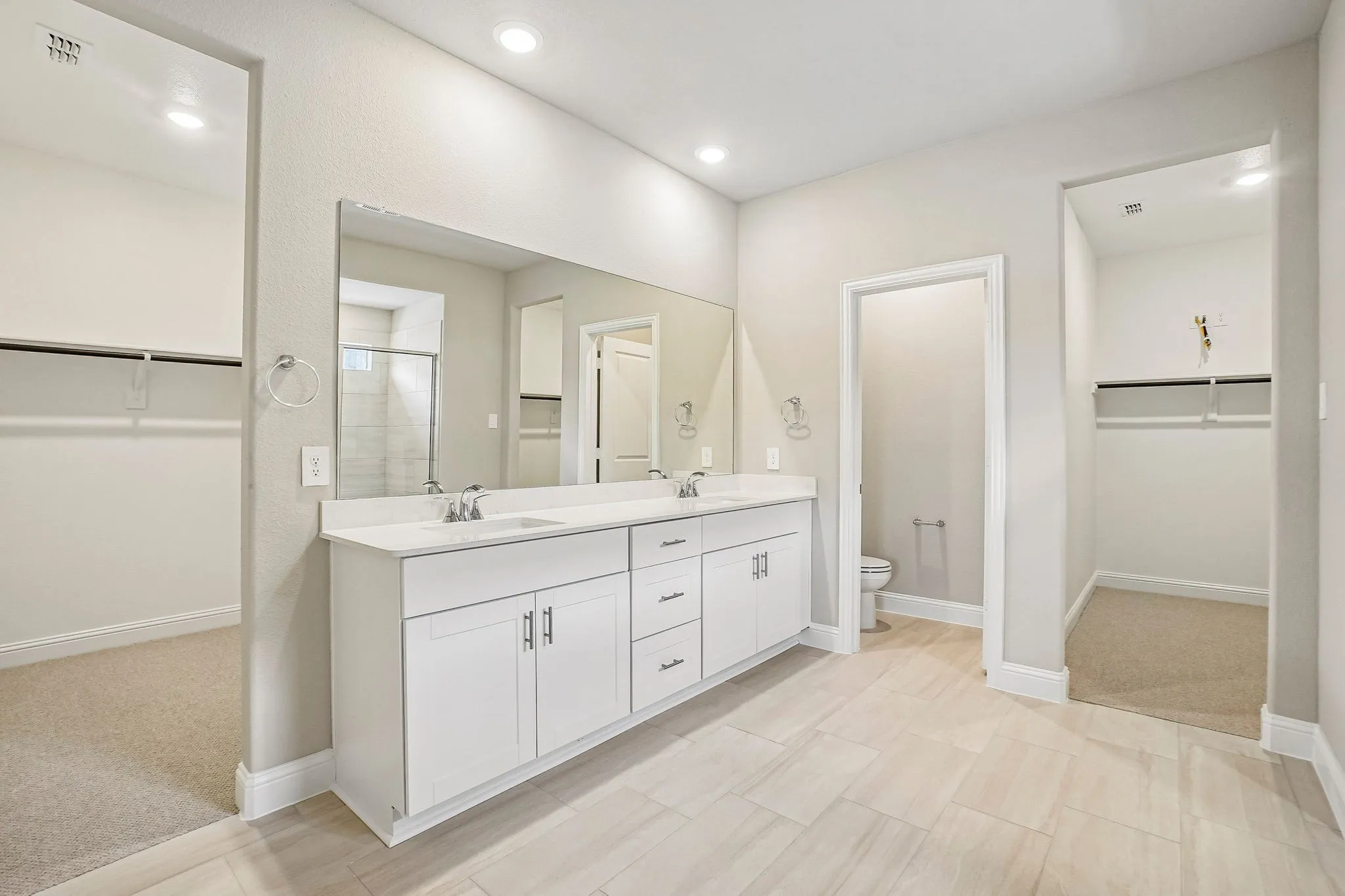  Photo is not of the actual home, but is an inspirational photo of builder’s model home and may depict options, furnishings, and/or decorator features that are not included.
