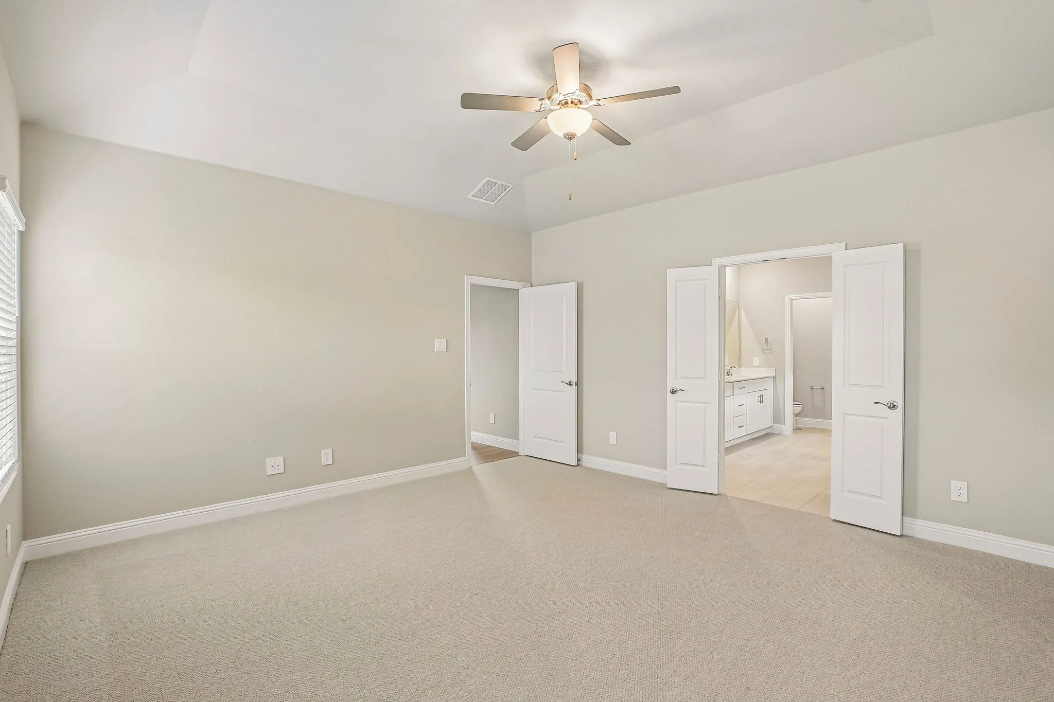  Photo is not of the actual home, but is an inspirational photo of builder’s model home and may depict options, furnishings, and/or decorator features that are not included.
