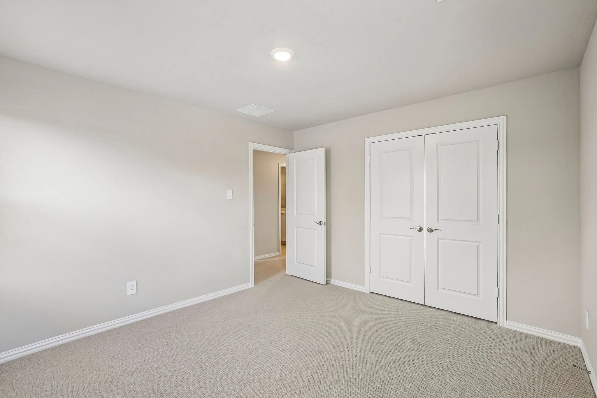  Photo is not of the actual home, but is an inspirational photo of builder’s model home and may depict options, furnishings, and/or decorator features that are not included.
