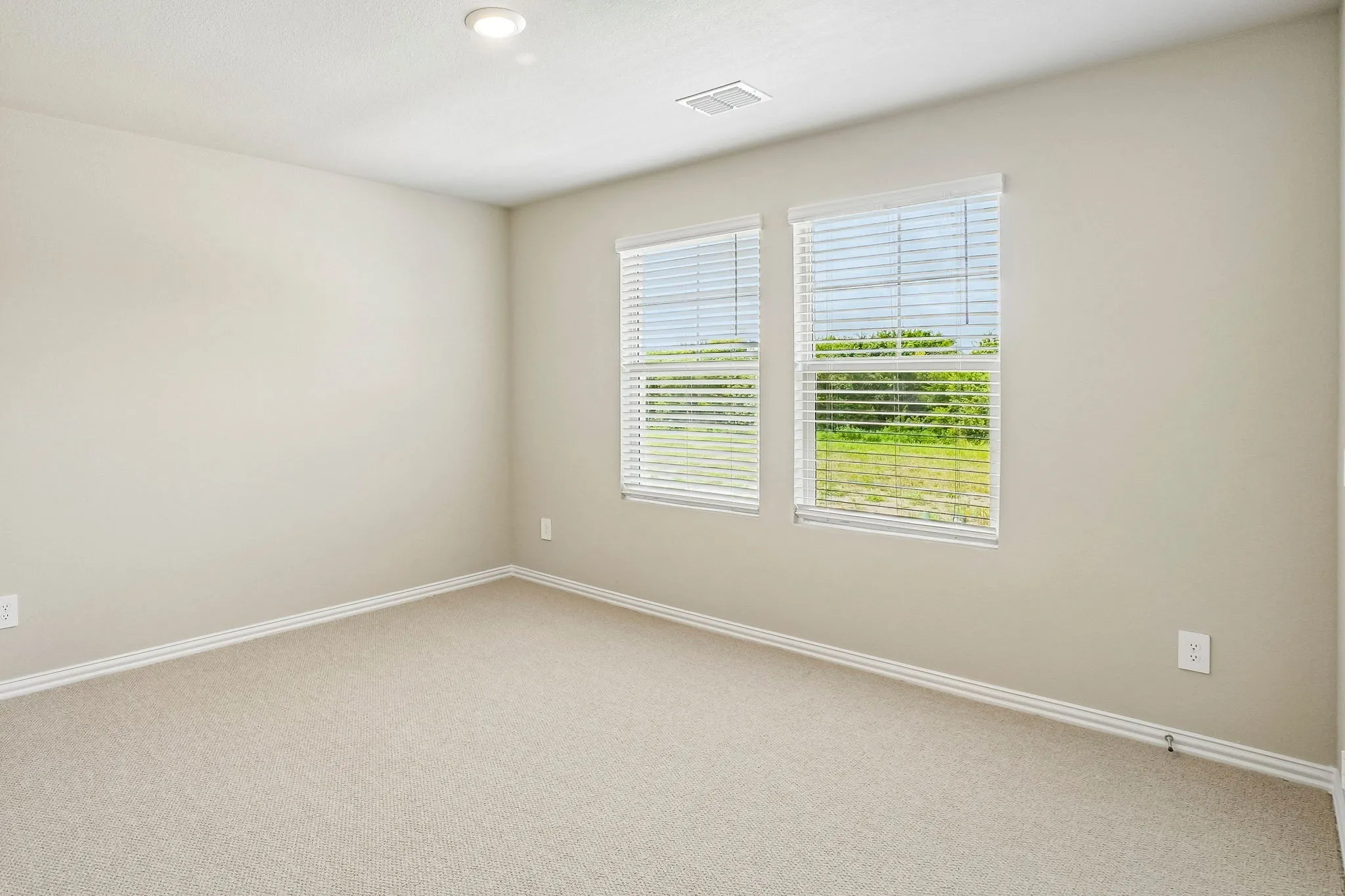  Photo is not of the actual home, but is an inspirational photo of builder’s model home and may depict options, furnishings, and/or decorator features that are not included.
