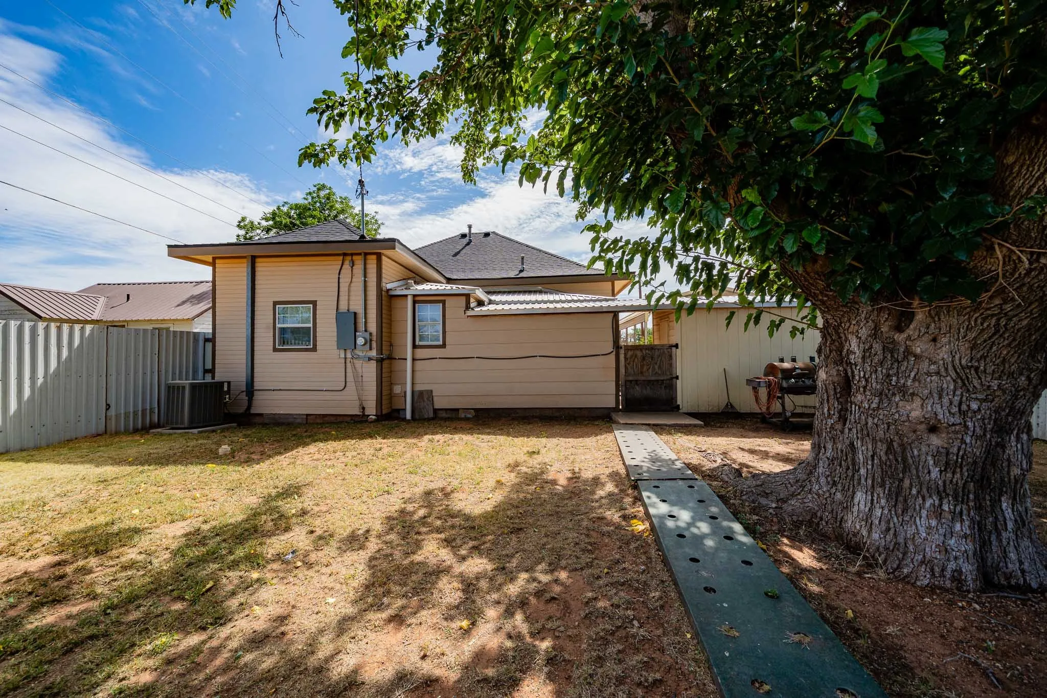 Single Family Residence For Sale in Fisher County , 105 N Orange Street, Roby, Texas 79543, 3 Bedroom, 1 Bathroom, Garage spaces, 1,288 Sqft, built in 1960, Price $106,260, mls#21332228, Real Estate Agent in Roby, Homes For Sale in Fisher county, Homes For Sale in Roby, Realtor in Roby Texas, Real Estate Brokerage Independent Realty Texas, Luminita Cordes Realtor
