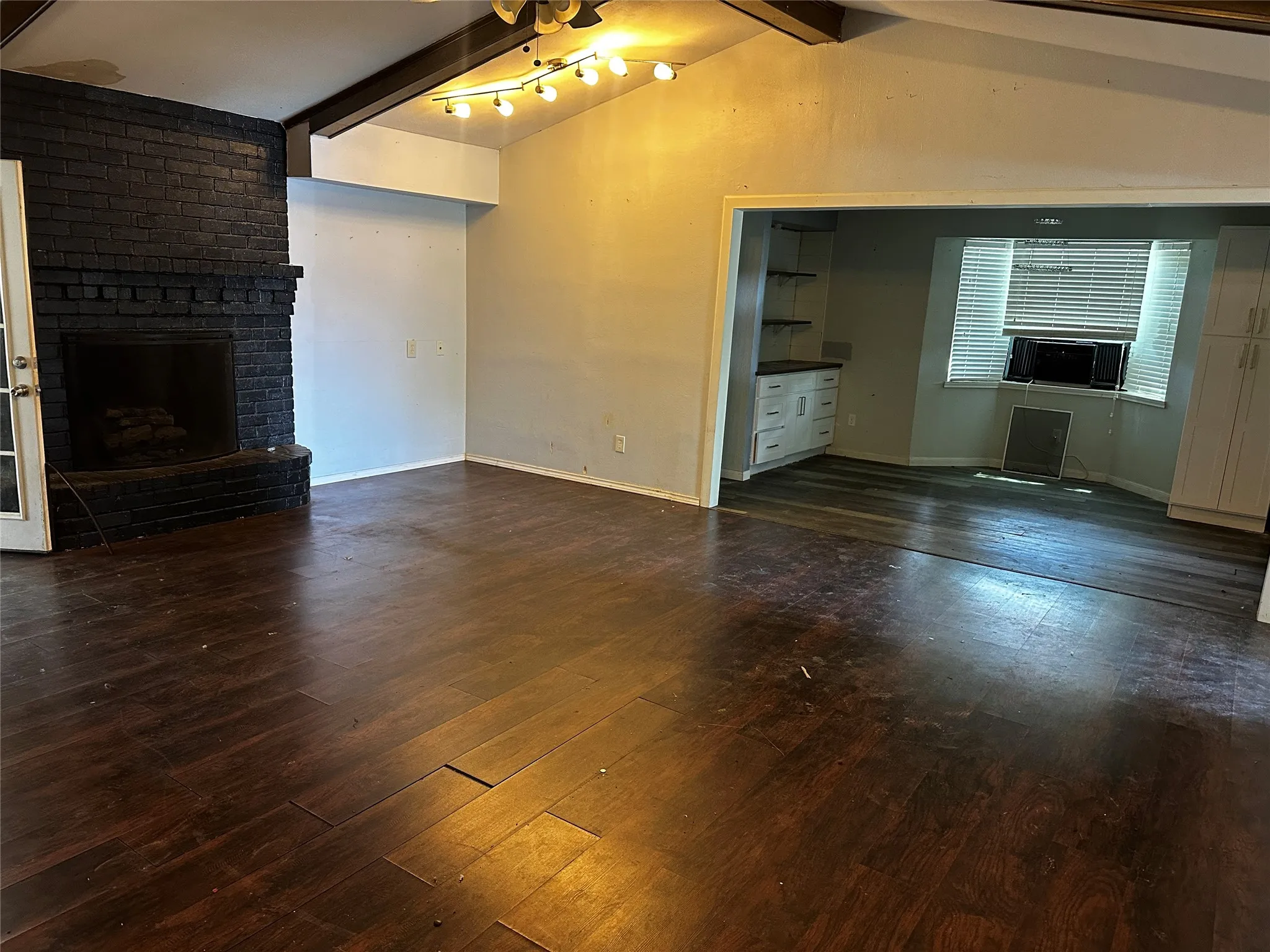 Single Family Residence For Sale in Dallas County , 208 Connie Drive, De Soto, Texas 75115, 3 Bedroom, 2 Bathroom, 2 Garage spaces, 1,927 Sqft, built in 1974, mls#21306969, Real Estate Agent in De Soto, Homes For Sale in Dallas county, Homes For Sale in De Soto, Realtor in De Soto Texas, Real Estate Brokerage Independent Realty Texas, Luminita Cordes Realtor