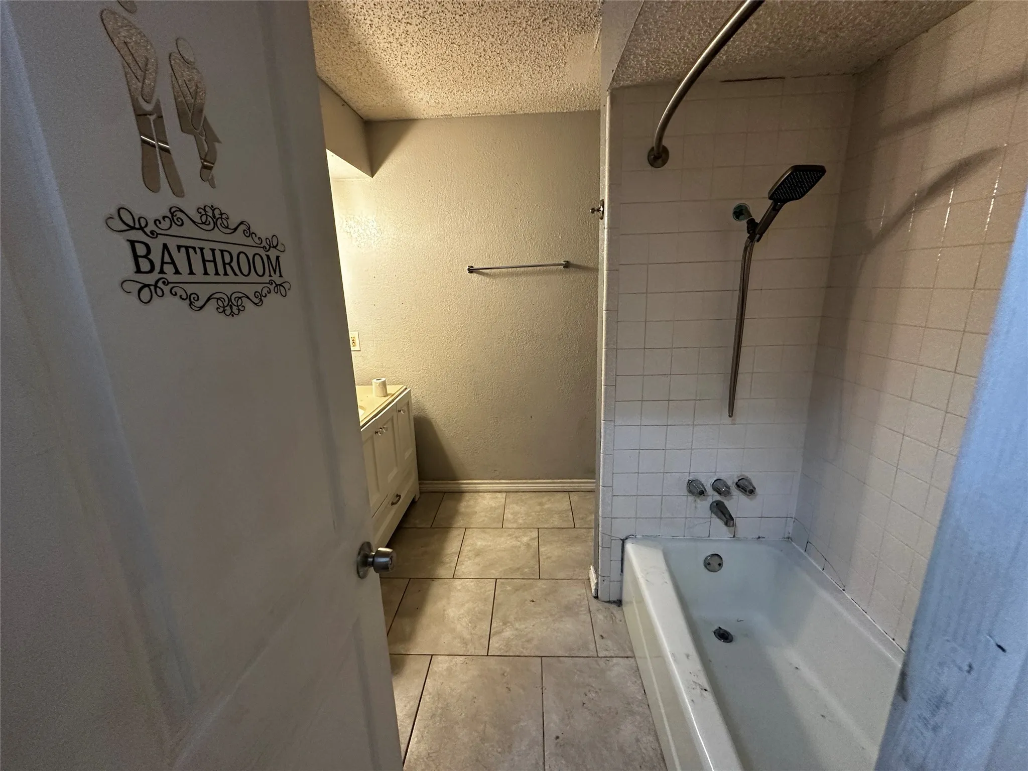 Single Family Residence For Sale in Dallas County , 208 Connie Drive, De Soto, Texas 75115, 3 Bedroom, 2 Bathroom, 2 Garage spaces, 1,927 Sqft, built in 1974, mls#21306969, Real Estate Agent in De Soto, Homes For Sale in Dallas county, Homes For Sale in De Soto, Realtor in De Soto Texas, Real Estate Brokerage Independent Realty Texas, Luminita Cordes Realtor