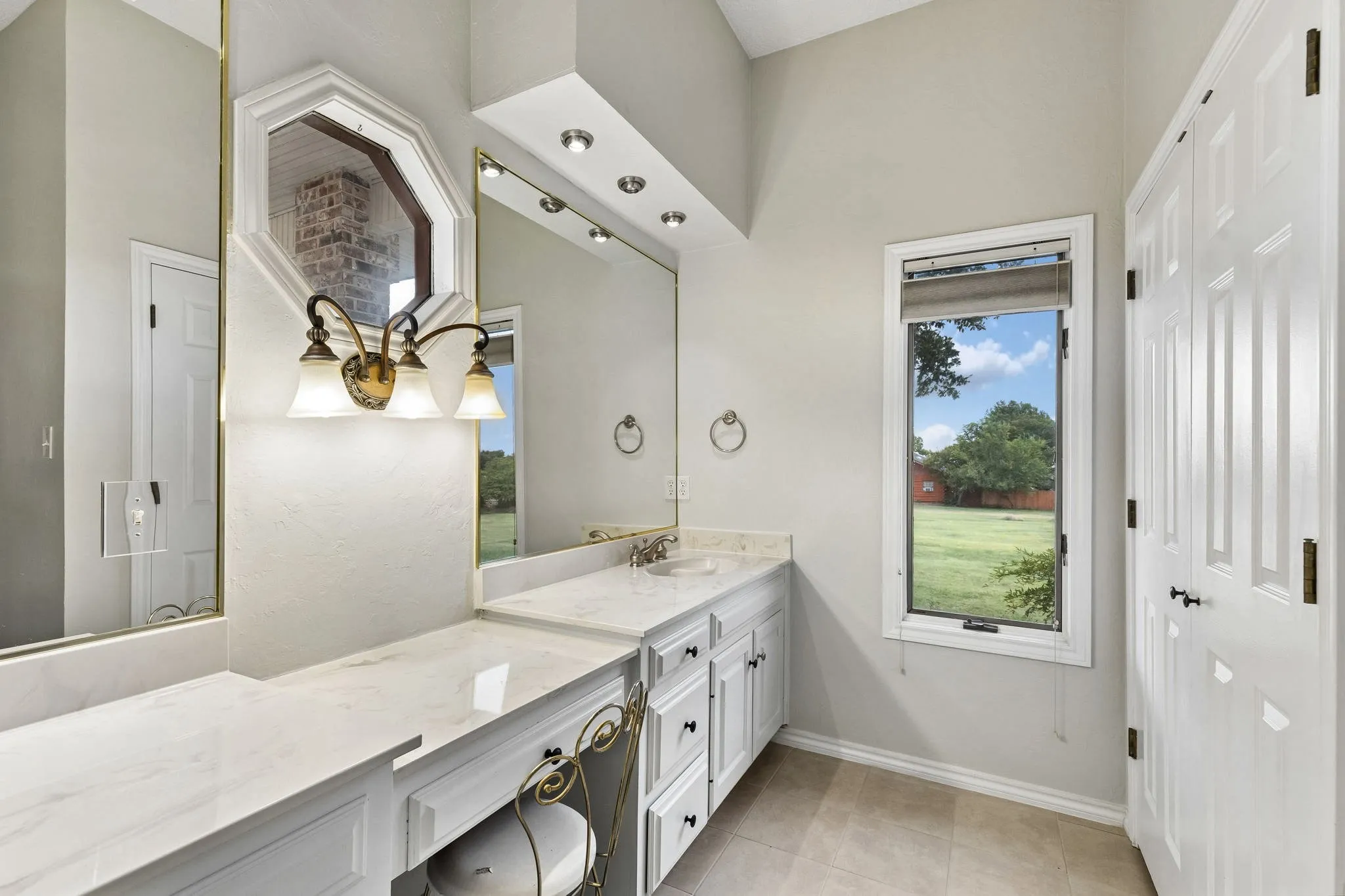 Single Family Residence For Sale in Tarrant County , 13116 Hillcrest Boulevard, Fort Worth, Texas 76244, 3 Bedroom, 3 Bathroom, 2 Garage spaces, 3,101 Sqft, built in 1984, mls#21329796, Real Estate Agent in Fort Worth, Homes For Sale in Tarrant county, Homes For Sale in Fort Worth, Realtor in Fort Worth Texas, Real Estate Brokerage Independent Realty Texas, Luminita Cordes Realtor