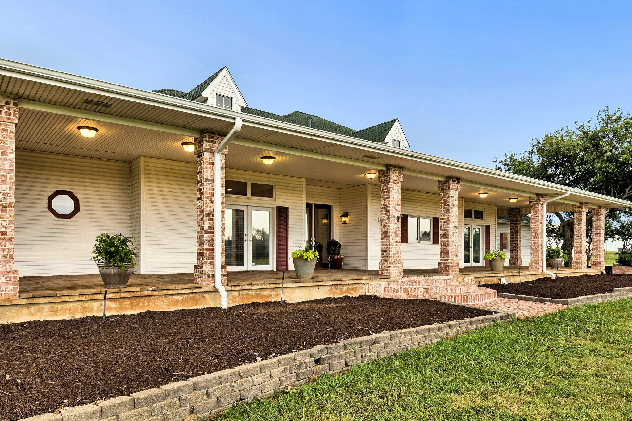 Single Family Residence For Sale in Tarrant County , 13116 Hillcrest Boulevard, Fort Worth, Texas 76244, 3 Bedroom, 3 Bathroom, 2 Garage spaces, 3,101 Sqft, built in 1984, mls#21329796, Real Estate Agent in Fort Worth, Homes For Sale in Tarrant county, Homes For Sale in Fort Worth, Realtor in Fort Worth Texas, Real Estate Brokerage Independent Realty Texas, Luminita Cordes Realtor