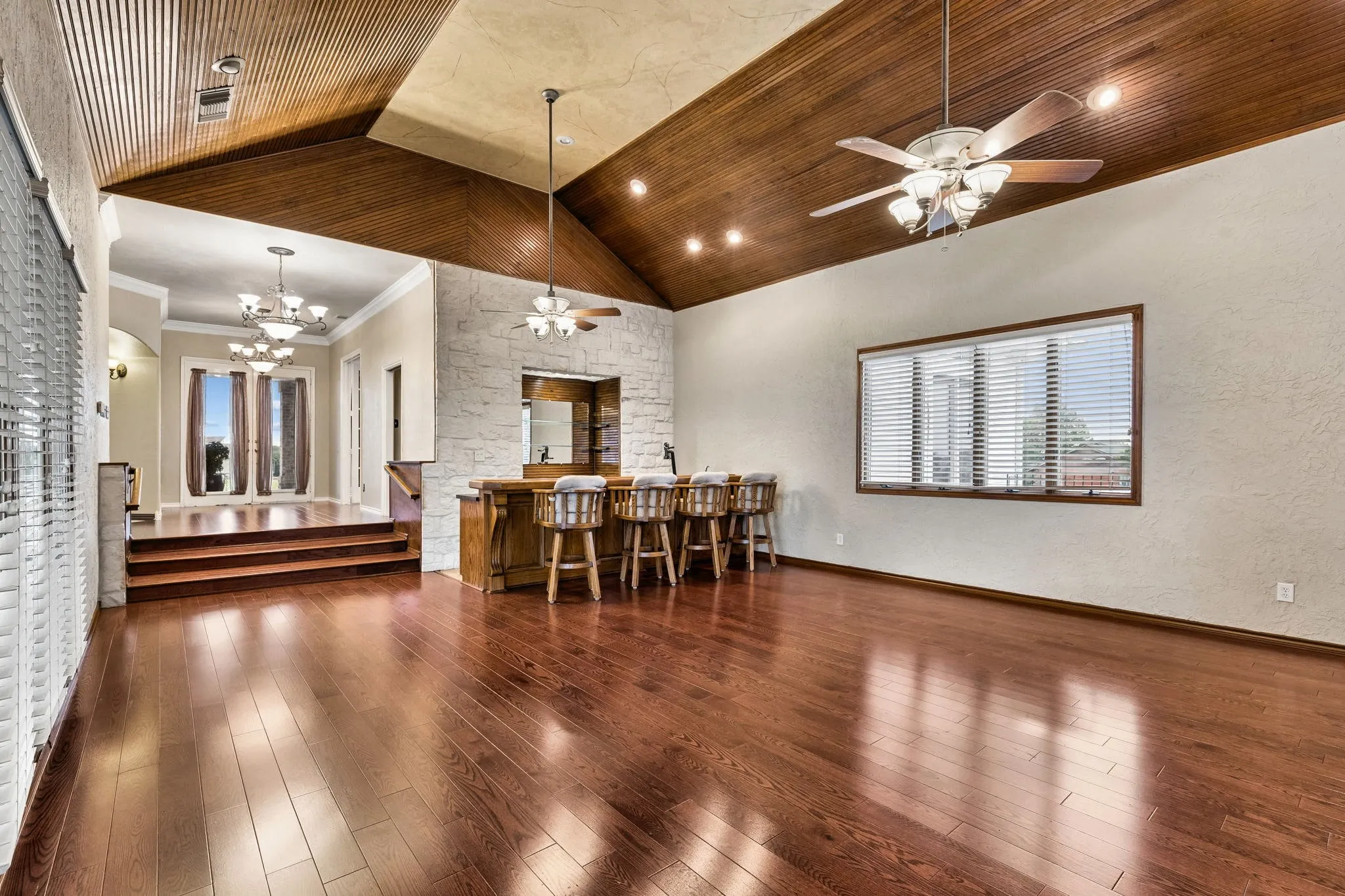Single Family Residence For Sale in Tarrant County , 13116 Hillcrest Boulevard, Fort Worth, Texas 76244, 3 Bedroom, 3 Bathroom, 2 Garage spaces, 3,101 Sqft, built in 1984, mls#21329796, Real Estate Agent in Fort Worth, Homes For Sale in Tarrant county, Homes For Sale in Fort Worth, Realtor in Fort Worth Texas, Real Estate Brokerage Independent Realty Texas, Luminita Cordes Realtor