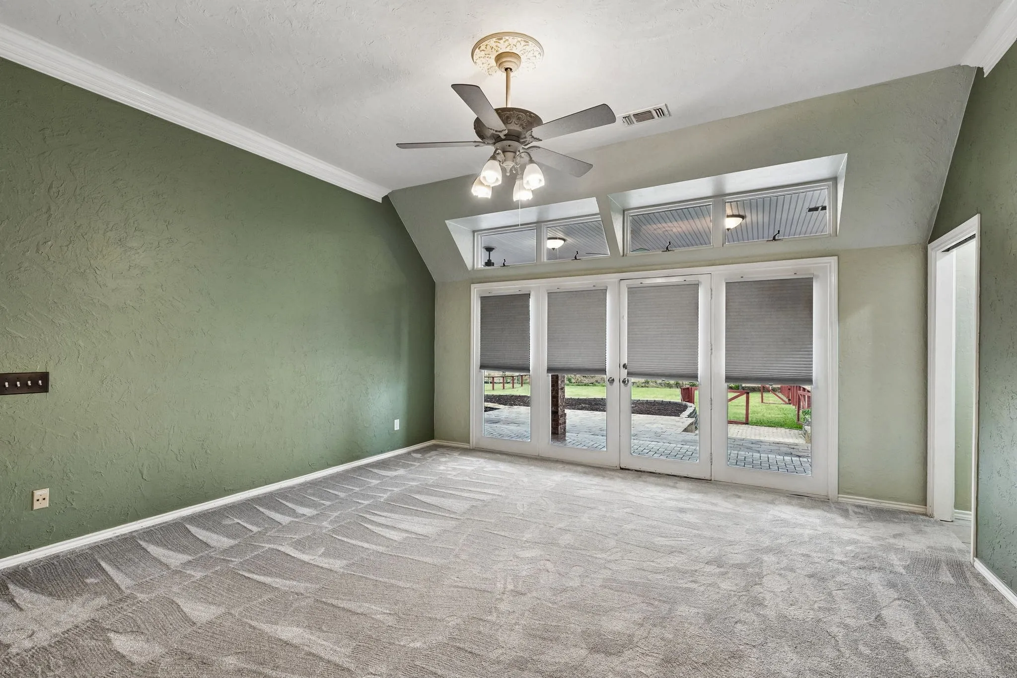 Single Family Residence For Sale in Tarrant County , 13116 Hillcrest Boulevard, Fort Worth, Texas 76244, 3 Bedroom, 3 Bathroom, 2 Garage spaces, 3,101 Sqft, built in 1984, mls#21329796, Real Estate Agent in Fort Worth, Homes For Sale in Tarrant county, Homes For Sale in Fort Worth, Realtor in Fort Worth Texas, Real Estate Brokerage Independent Realty Texas, Luminita Cordes Realtor