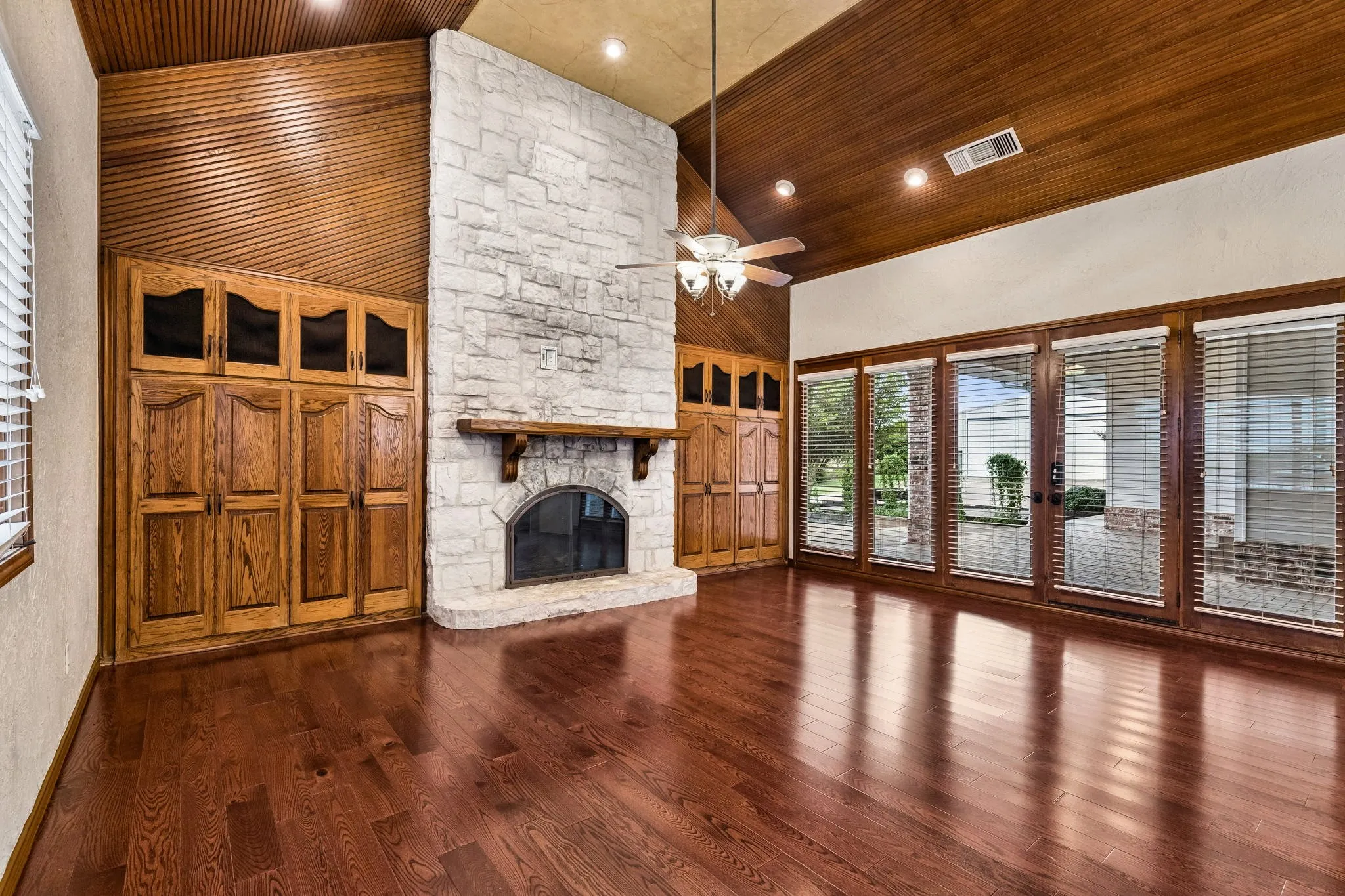 Single Family Residence For Sale in Tarrant County , 13116 Hillcrest Boulevard, Fort Worth, Texas 76244, 3 Bedroom, 3 Bathroom, 2 Garage spaces, 3,101 Sqft, built in 1984, mls#21329796, Real Estate Agent in Fort Worth, Homes For Sale in Tarrant county, Homes For Sale in Fort Worth, Realtor in Fort Worth Texas, Real Estate Brokerage Independent Realty Texas, Luminita Cordes Realtor