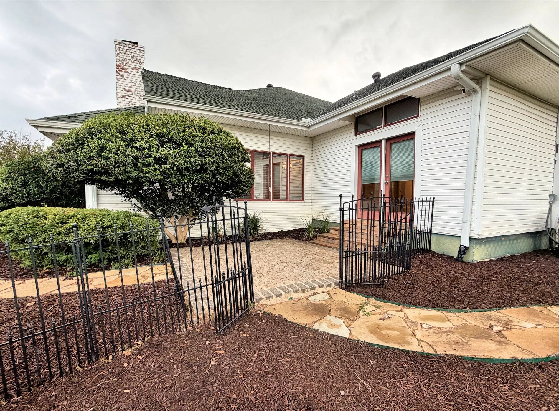 Single Family Residence For Sale in Tarrant County , 13116 Hillcrest Boulevard, Fort Worth, Texas 76244, 3 Bedroom, 3 Bathroom, 2 Garage spaces, 3,101 Sqft, built in 1984, mls#21329796, Real Estate Agent in Fort Worth, Homes For Sale in Tarrant county, Homes For Sale in Fort Worth, Realtor in Fort Worth Texas, Real Estate Brokerage Independent Realty Texas, Luminita Cordes Realtor