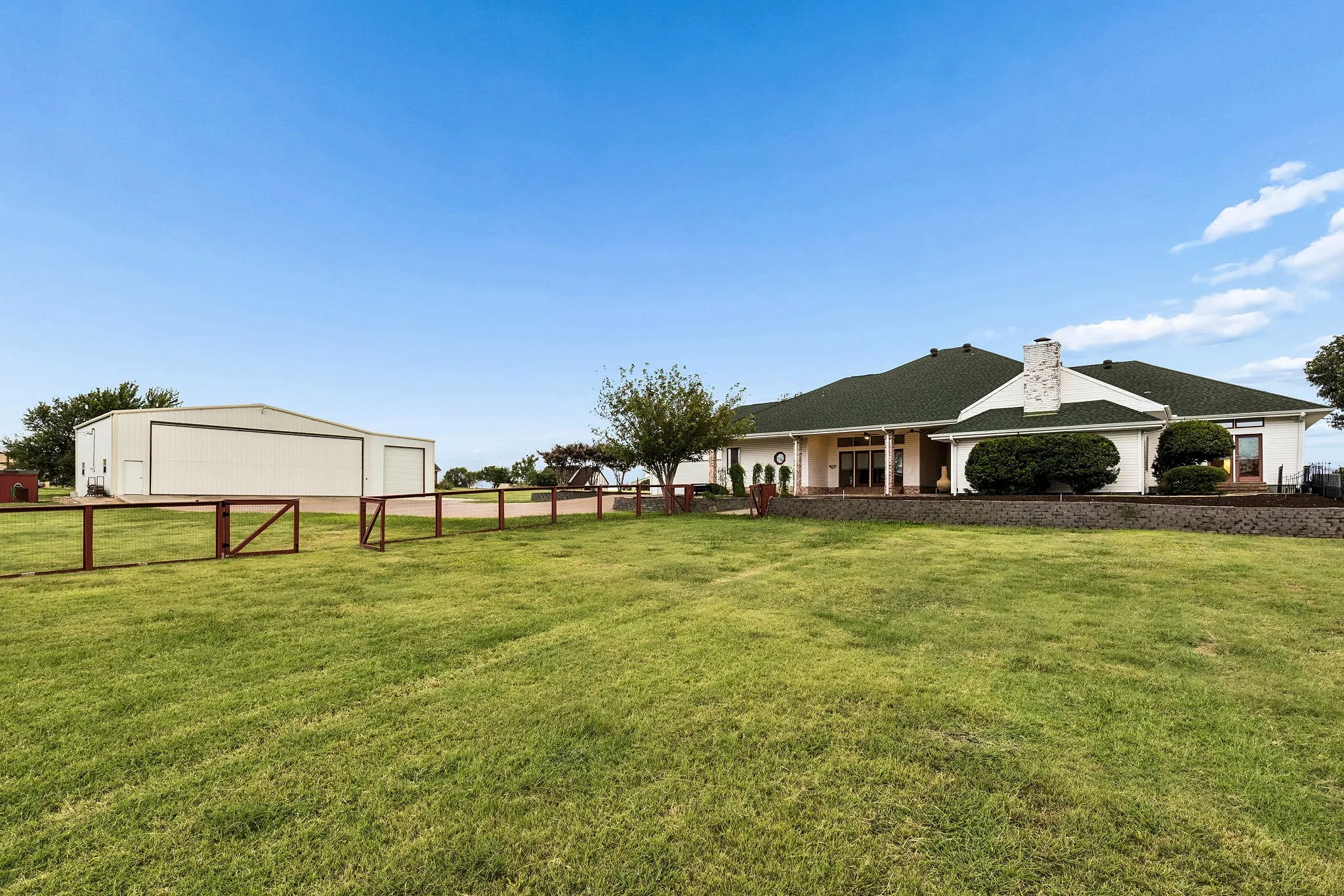 Single Family Residence For Sale in Tarrant County , 13116 Hillcrest Boulevard, Fort Worth, Texas 76244, 3 Bedroom, 3 Bathroom, 2 Garage spaces, 3,101 Sqft, built in 1984, mls#21329796, Real Estate Agent in Fort Worth, Homes For Sale in Tarrant county, Homes For Sale in Fort Worth, Realtor in Fort Worth Texas, Real Estate Brokerage Independent Realty Texas, Luminita Cordes Realtor