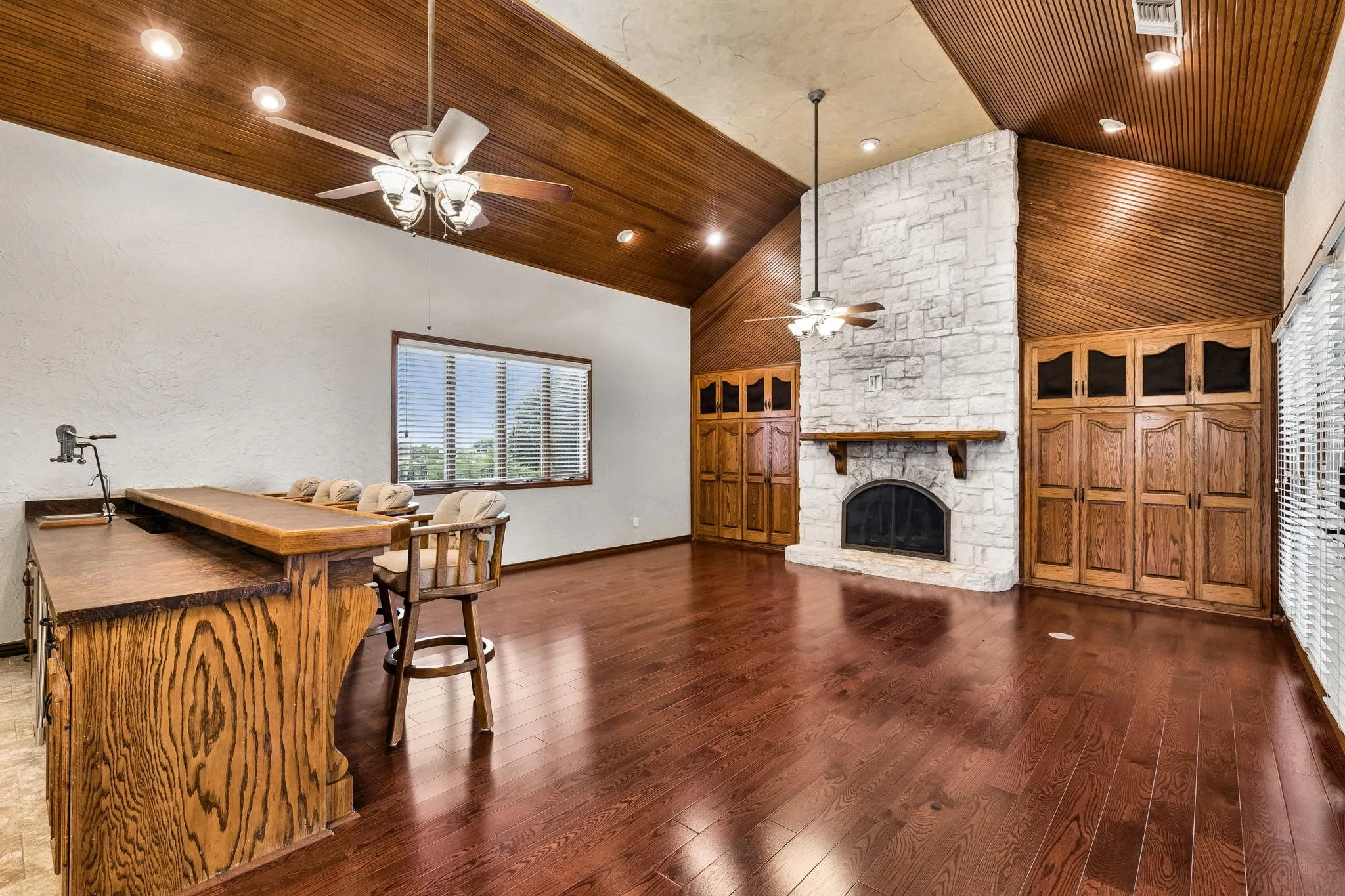Single Family Residence For Sale in Tarrant County , 13116 Hillcrest Boulevard, Fort Worth, Texas 76244, 3 Bedroom, 3 Bathroom, 2 Garage spaces, 3,101 Sqft, built in 1984, mls#21329796, Real Estate Agent in Fort Worth, Homes For Sale in Tarrant county, Homes For Sale in Fort Worth, Realtor in Fort Worth Texas, Real Estate Brokerage Independent Realty Texas, Luminita Cordes Realtor