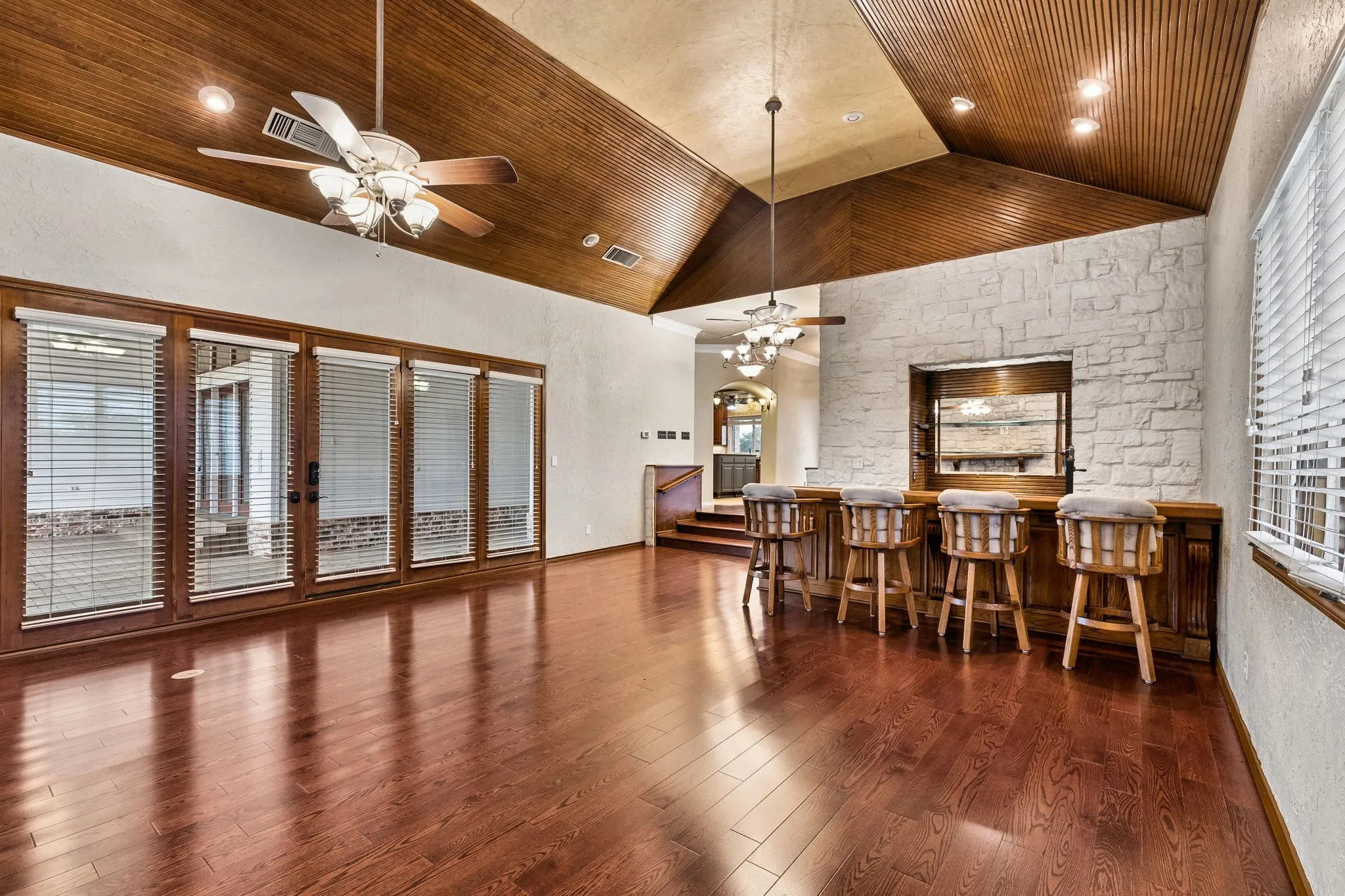 Single Family Residence For Sale in Tarrant County , 13116 Hillcrest Boulevard, Fort Worth, Texas 76244, 3 Bedroom, 3 Bathroom, 2 Garage spaces, 3,101 Sqft, built in 1984, mls#21329796, Real Estate Agent in Fort Worth, Homes For Sale in Tarrant county, Homes For Sale in Fort Worth, Realtor in Fort Worth Texas, Real Estate Brokerage Independent Realty Texas, Luminita Cordes Realtor