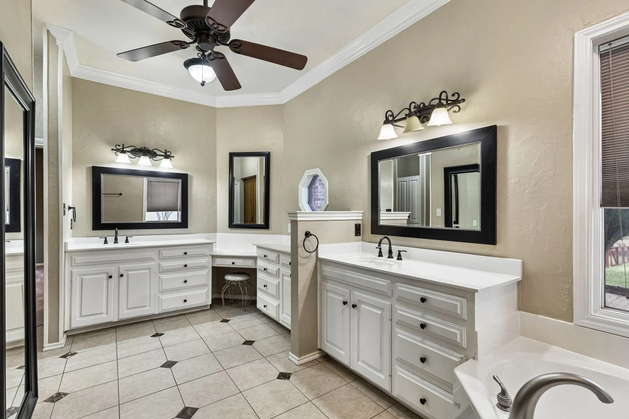 Single Family Residence For Sale in Tarrant County , 13116 Hillcrest Boulevard, Fort Worth, Texas 76244, 3 Bedroom, 3 Bathroom, 2 Garage spaces, 3,101 Sqft, built in 1984, mls#21329796, Real Estate Agent in Fort Worth, Homes For Sale in Tarrant county, Homes For Sale in Fort Worth, Realtor in Fort Worth Texas, Real Estate Brokerage Independent Realty Texas, Luminita Cordes Realtor