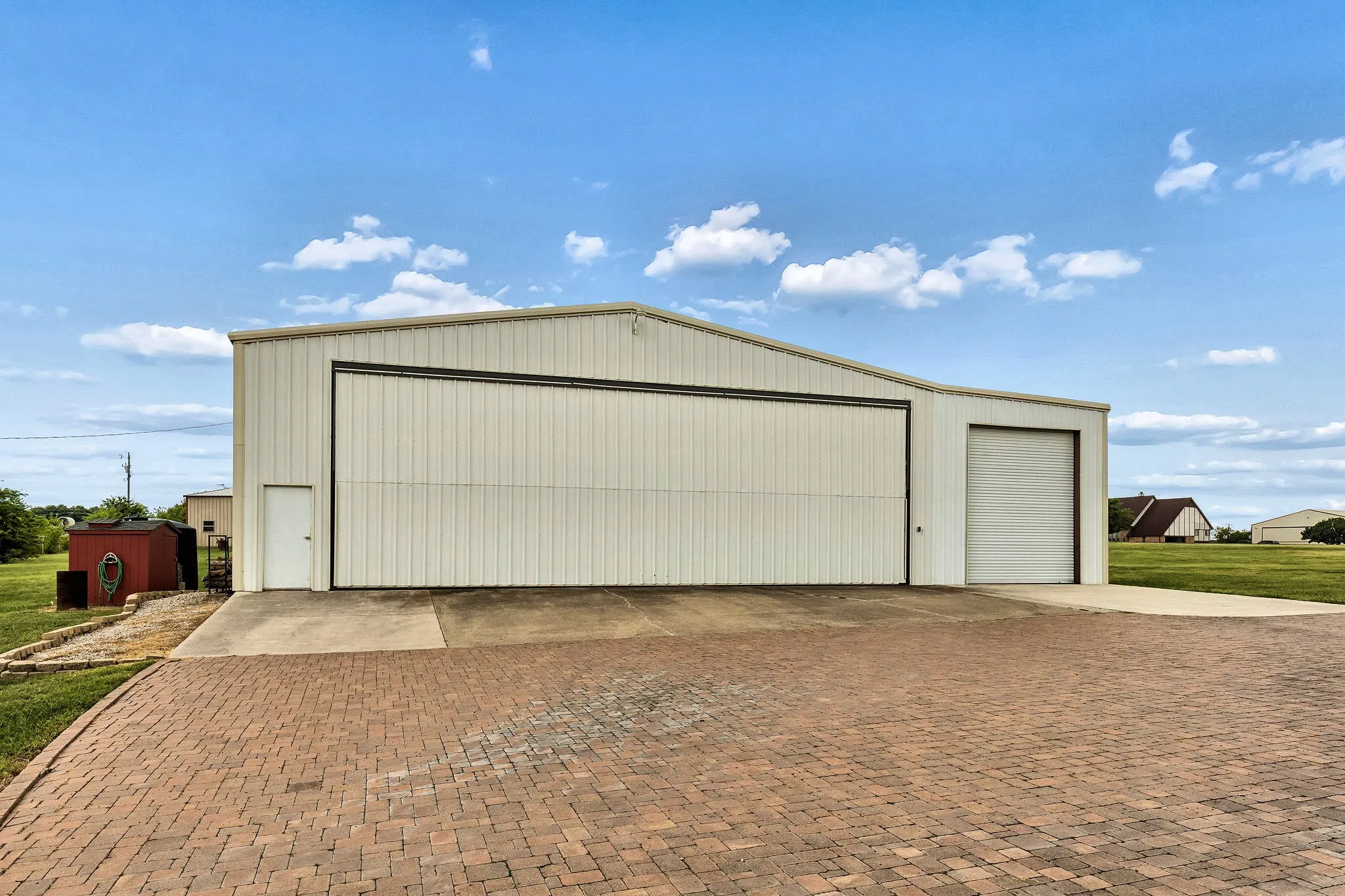 Single Family Residence For Sale in Tarrant County , 13116 Hillcrest Boulevard, Fort Worth, Texas 76244, 3 Bedroom, 3 Bathroom, 2 Garage spaces, 3,101 Sqft, built in 1984, mls#21329796, Real Estate Agent in Fort Worth, Homes For Sale in Tarrant county, Homes For Sale in Fort Worth, Realtor in Fort Worth Texas, Real Estate Brokerage Independent Realty Texas, Luminita Cordes Realtor