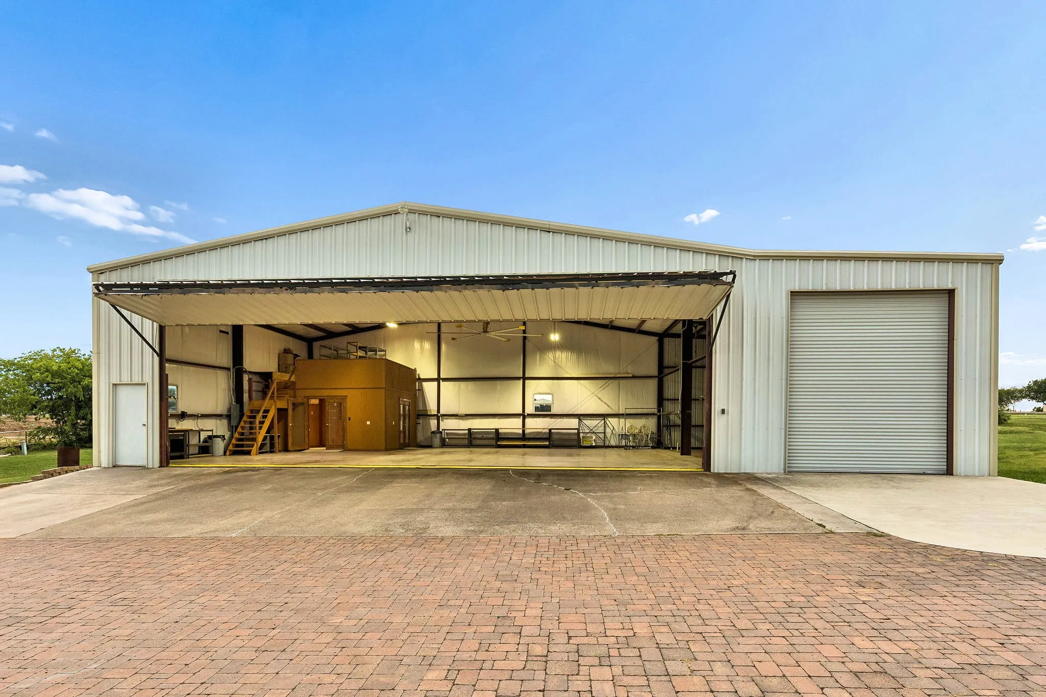Single Family Residence For Sale in Tarrant County , 13116 Hillcrest Boulevard, Fort Worth, Texas 76244, 3 Bedroom, 3 Bathroom, 2 Garage spaces, 3,101 Sqft, built in 1984, mls#21329796, Real Estate Agent in Fort Worth, Homes For Sale in Tarrant county, Homes For Sale in Fort Worth, Realtor in Fort Worth Texas, Real Estate Brokerage Independent Realty Texas, Luminita Cordes Realtor