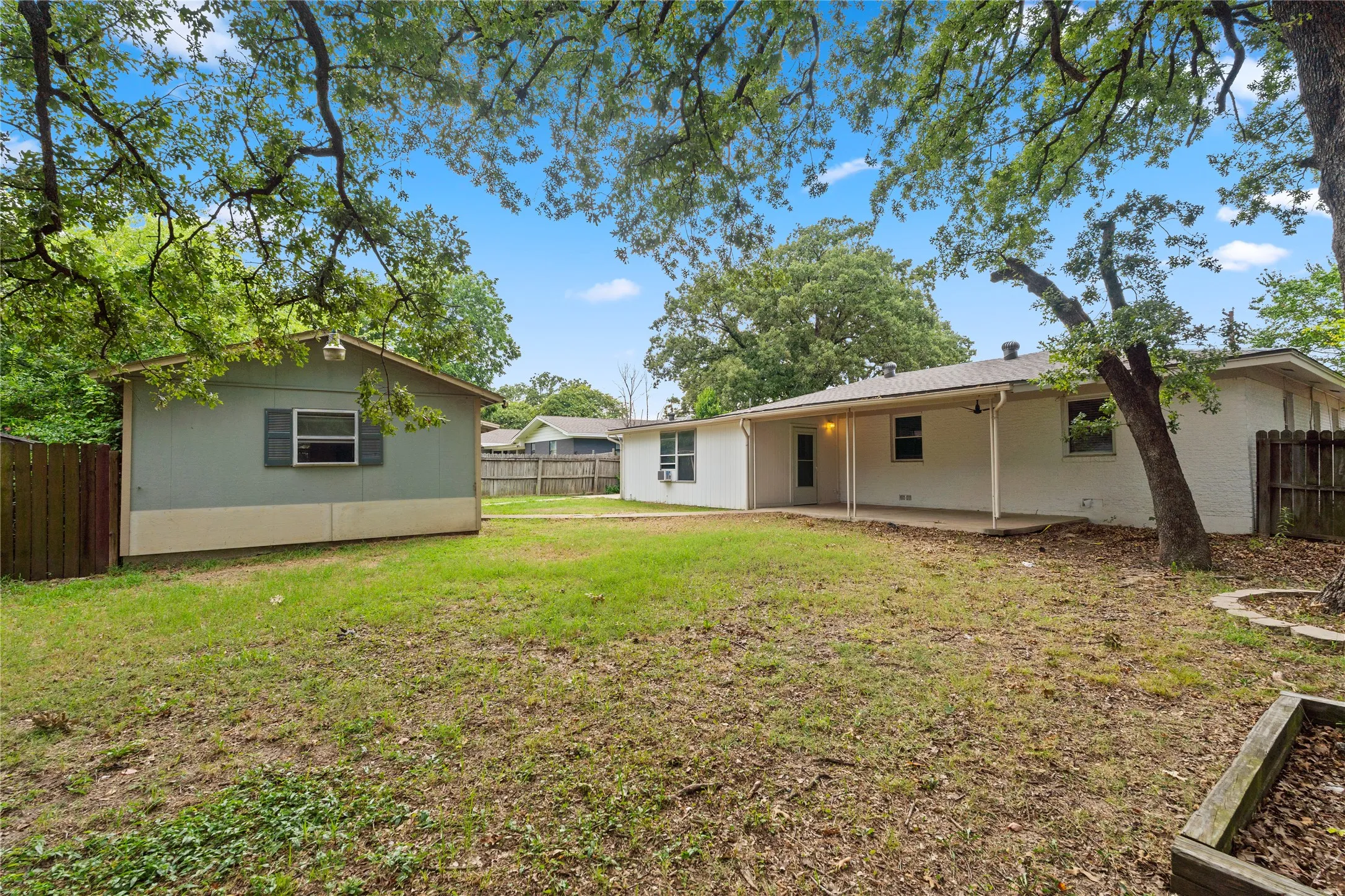 Single Family Residence For Sale in Hopkins County , 604 Lee Street, Sulphur Springs, Texas 75482, 3 Bedroom, 2 Bathroom, Garage spaces, 1,720 Sqft, built in 1961, mls#21332229, Real Estate Agent in Sulphur Springs, Homes For Sale in Hopkins county, Homes For Sale in Sulphur Springs, Realtor in Sulphur Springs Texas, Real Estate Brokerage Independent Realty Texas, Luminita Cordes Realtor