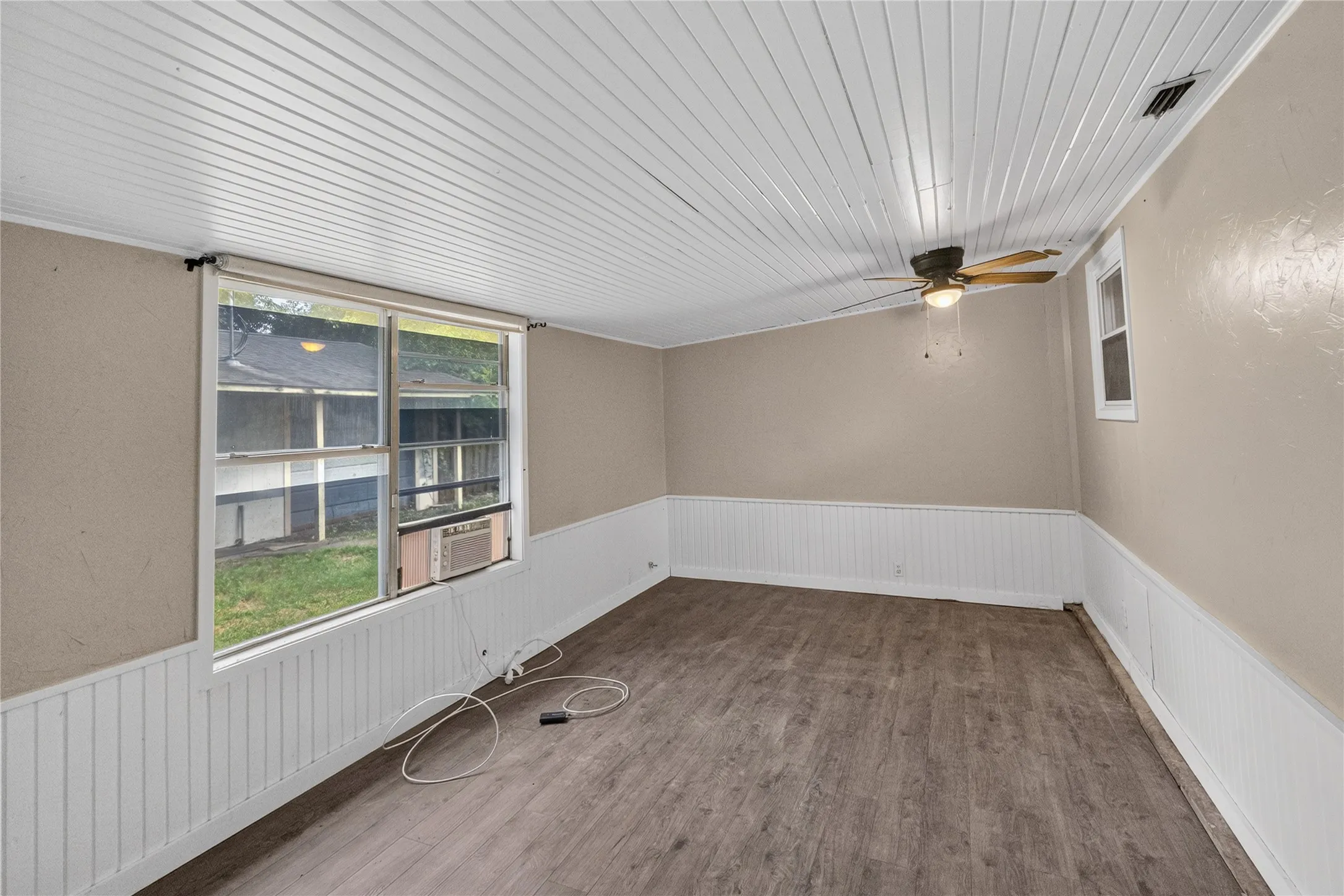 Single Family Residence For Sale in Hopkins County , 604 Lee Street, Sulphur Springs, Texas 75482, 3 Bedroom, 2 Bathroom, Garage spaces, 1,720 Sqft, built in 1961, mls#21332229, Real Estate Agent in Sulphur Springs, Homes For Sale in Hopkins county, Homes For Sale in Sulphur Springs, Realtor in Sulphur Springs Texas, Real Estate Brokerage Independent Realty Texas, Luminita Cordes Realtor