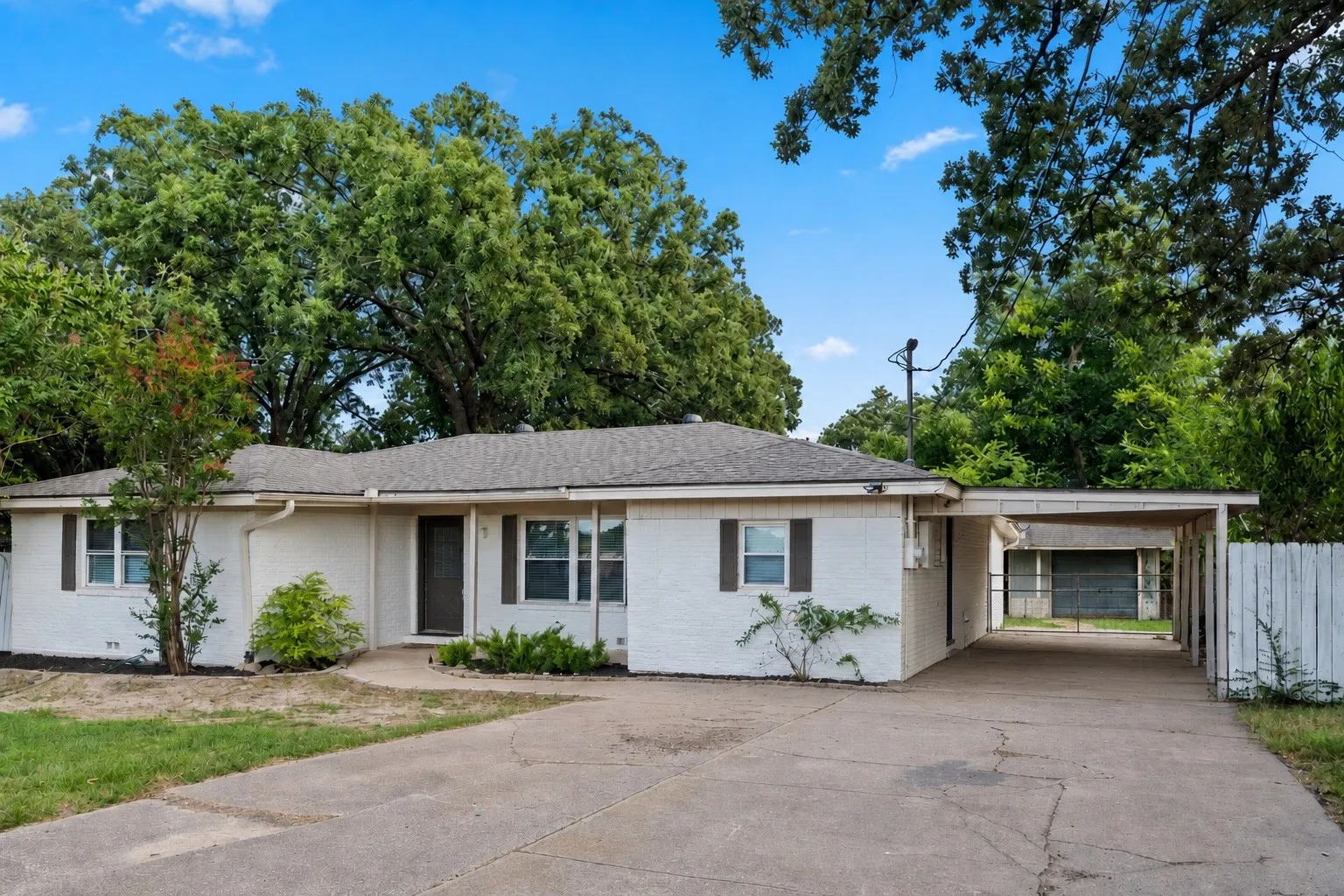Single Family Residence For Sale in Hopkins County , 604 Lee Street, Sulphur Springs, Texas 75482, 3 Bedroom, 2 Bathroom, Garage spaces, 1,720 Sqft, built in 1961, mls#21332229, Real Estate Agent in Sulphur Springs, Homes For Sale in Hopkins county, Homes For Sale in Sulphur Springs, Realtor in Sulphur Springs Texas, Real Estate Brokerage Independent Realty Texas, Luminita Cordes Realtor