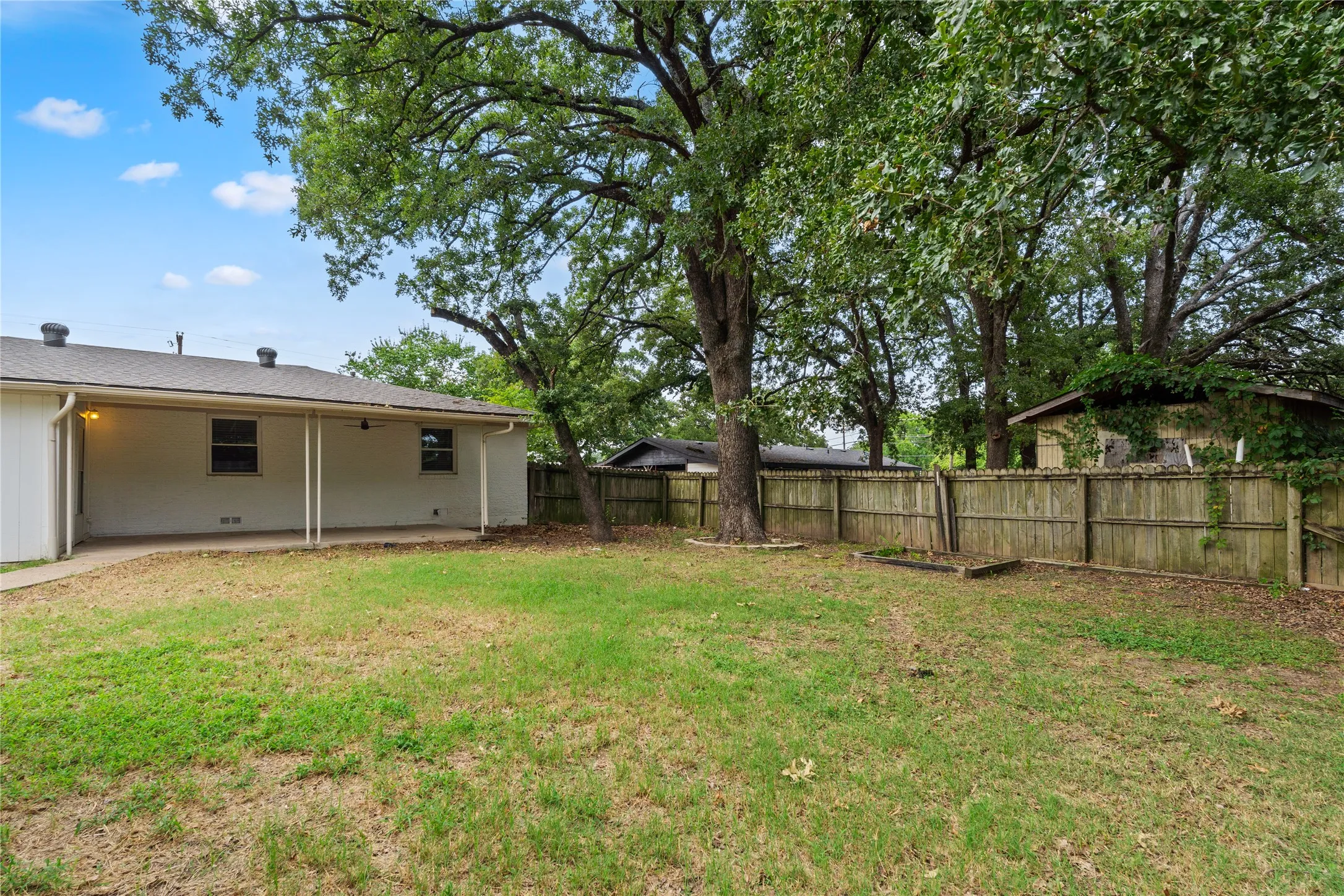 Single Family Residence For Sale in Hopkins County , 604 Lee Street, Sulphur Springs, Texas 75482, 3 Bedroom, 2 Bathroom, Garage spaces, 1,720 Sqft, built in 1961, mls#21332229, Real Estate Agent in Sulphur Springs, Homes For Sale in Hopkins county, Homes For Sale in Sulphur Springs, Realtor in Sulphur Springs Texas, Real Estate Brokerage Independent Realty Texas, Luminita Cordes Realtor